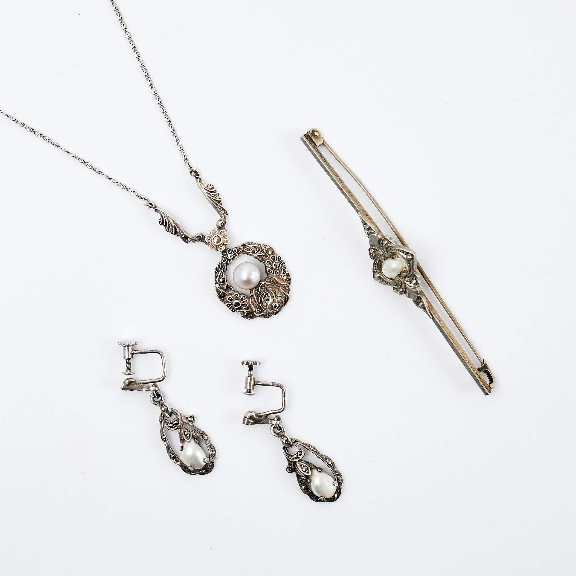 HALSBAND, BROSCH, ÖRHÄNGEN 1 par, tidigt 1900-tal, silver samt vitmetall, blisterpärlor, fasettslipade markasiter.