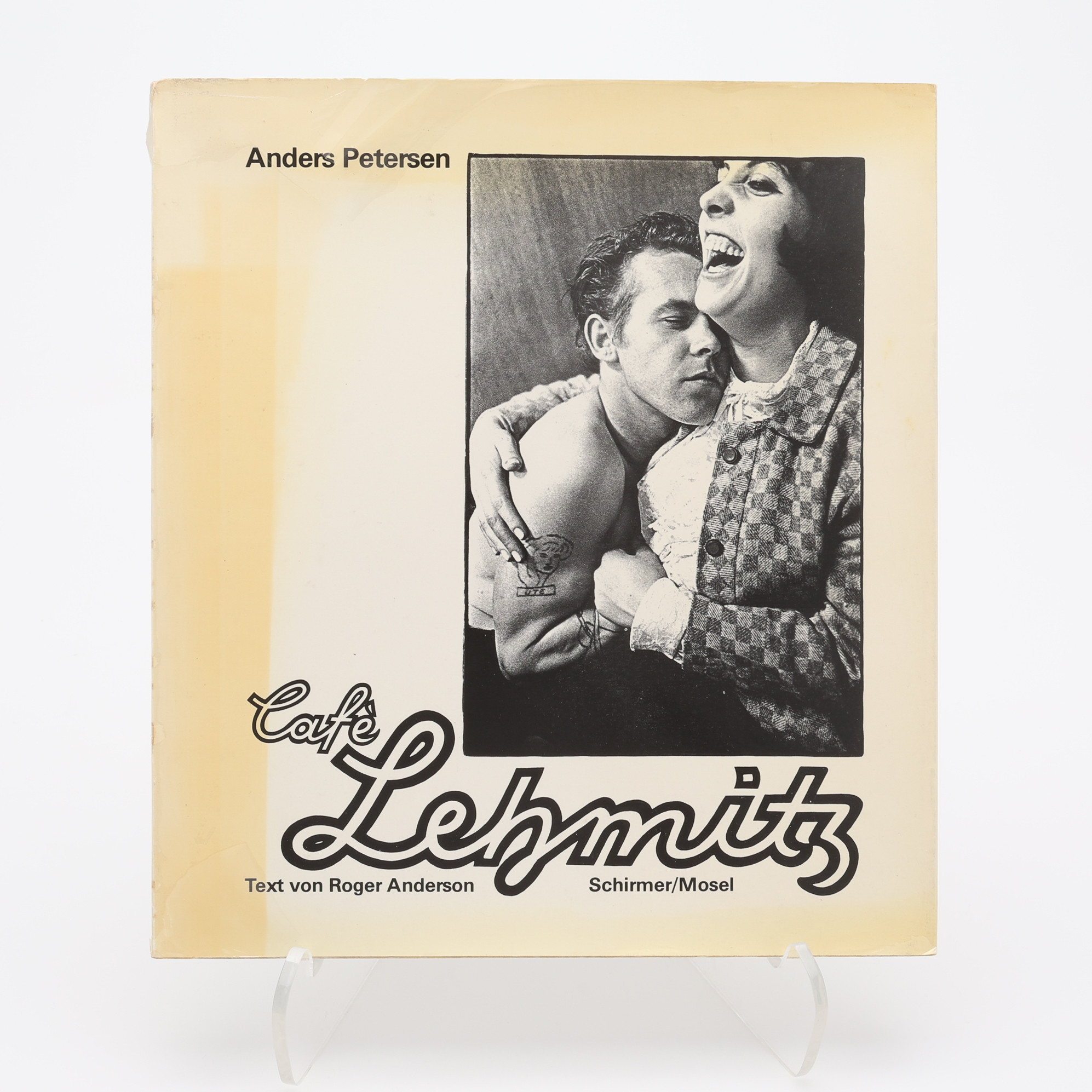 FOTO. DEN VERITABLA TYSKA FÖRSTA UPPLAGAN AV ANDERS PETERSENS CAFÉ LEHMITZ 1978 OMFÅNGSRIKT SIGNERAD PÅ TITELSIDAN.