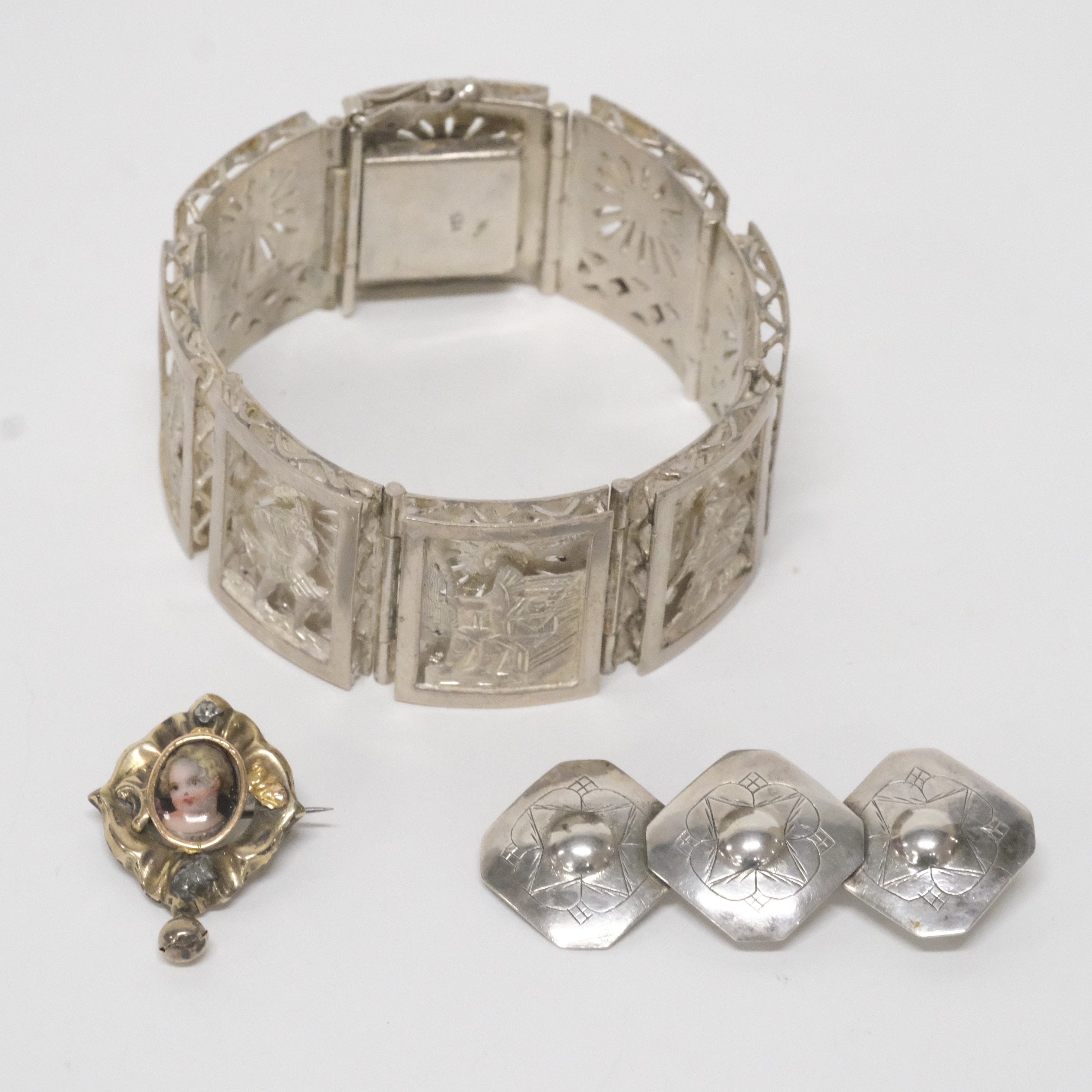 ARMBAND OCH BROSCH, SILVER SAMT FÖRGYLLD BROSCH.