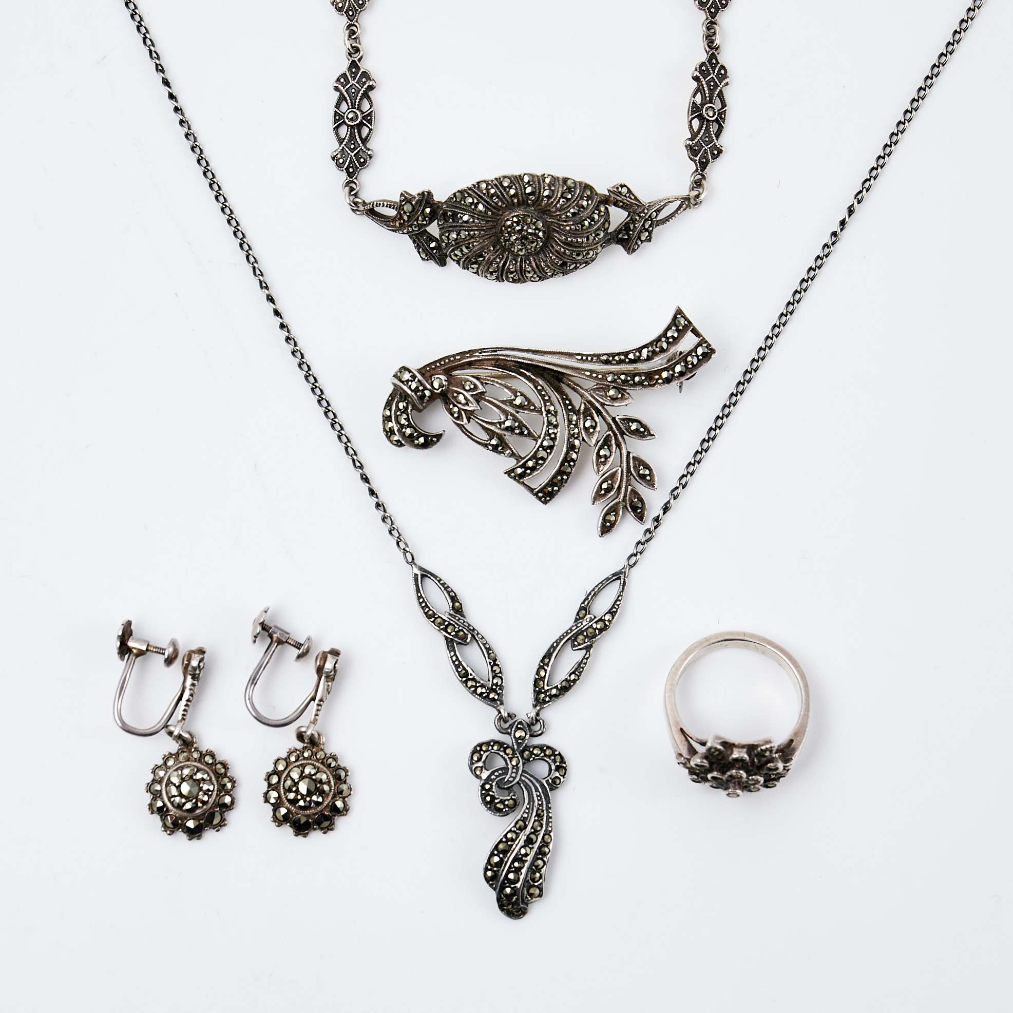 HALSAND, ARMBAND, BROSCH, RING, ÖRHÄNGEN, 1 par, silver, 1900-talets mitt, dekor av fasettslipade markasiter, floral dekor.