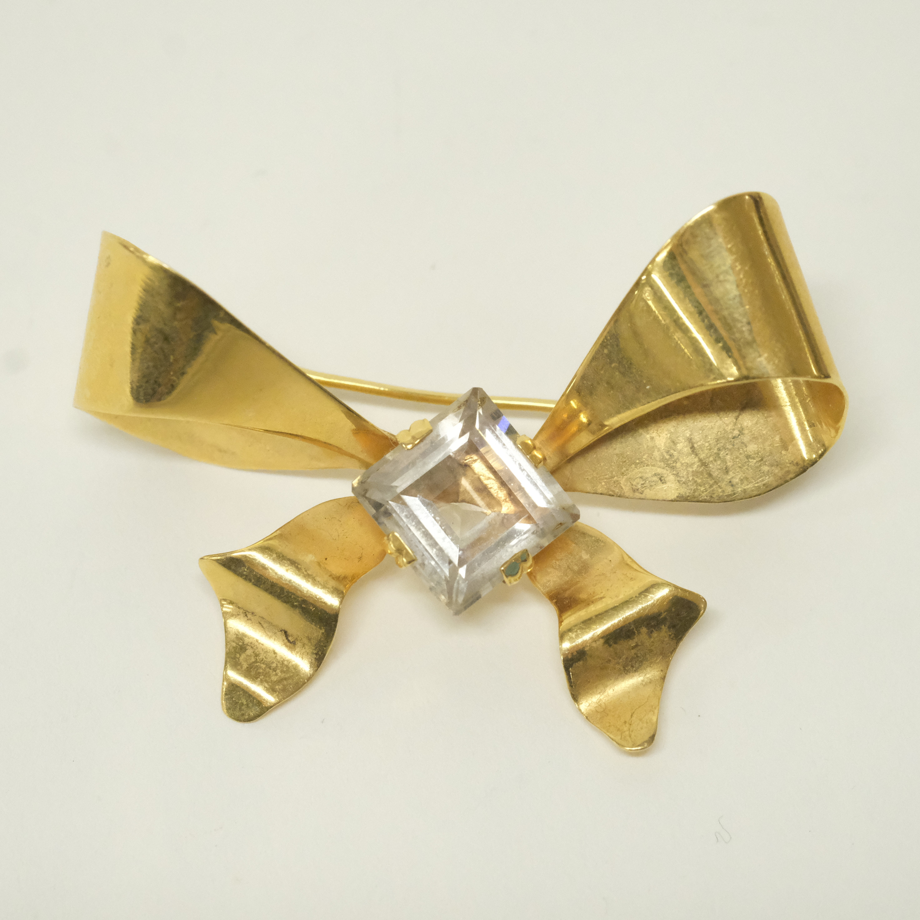 BROSCH i form av rosett MED STEN, 18K GULD.