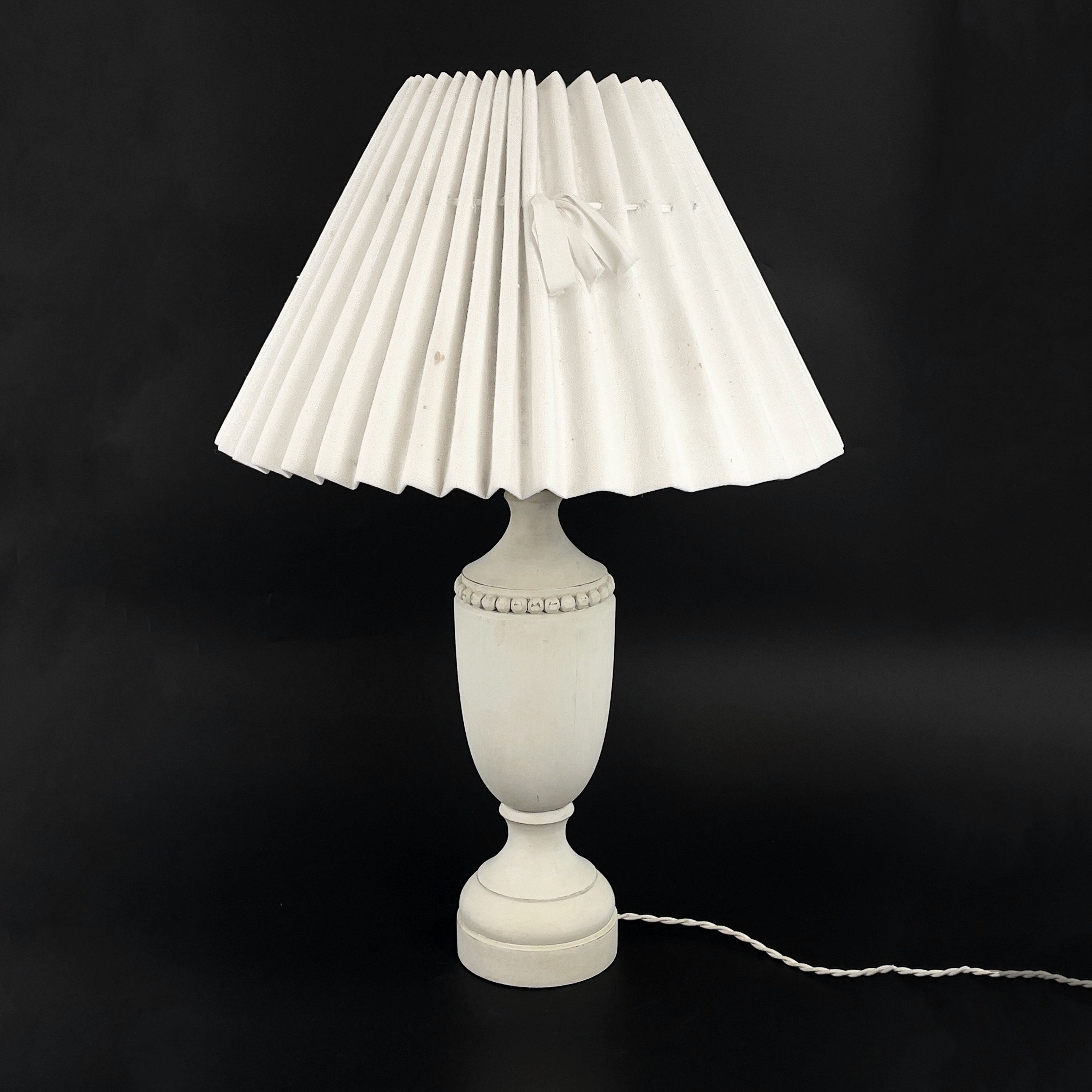 BORDSLAMPA. Gustaviansk stil, trä & textil, 1900-tal.