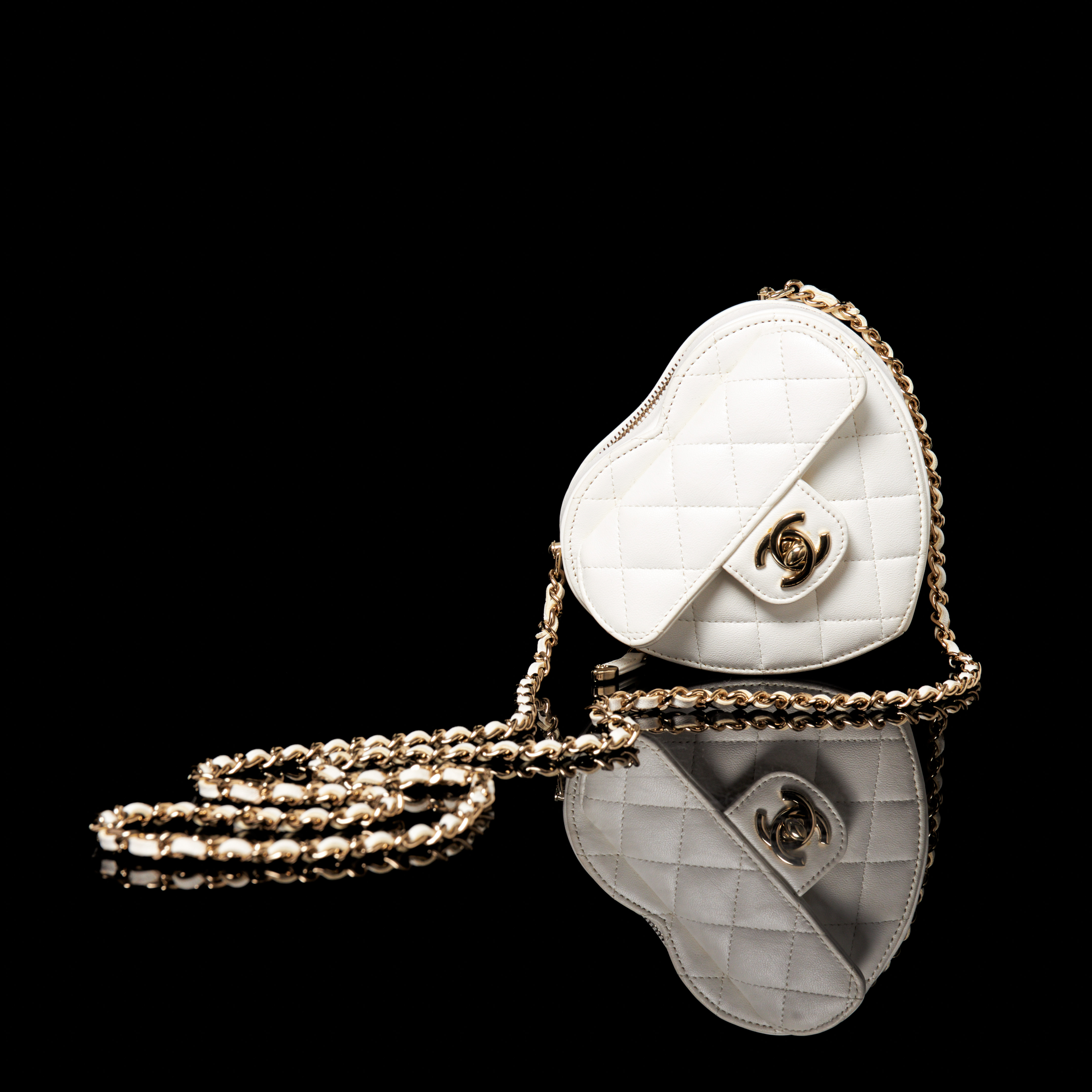 CHANEL, axelremsväska, "Heart Mini Crossbody", vit quiltad, mässing detaljer.