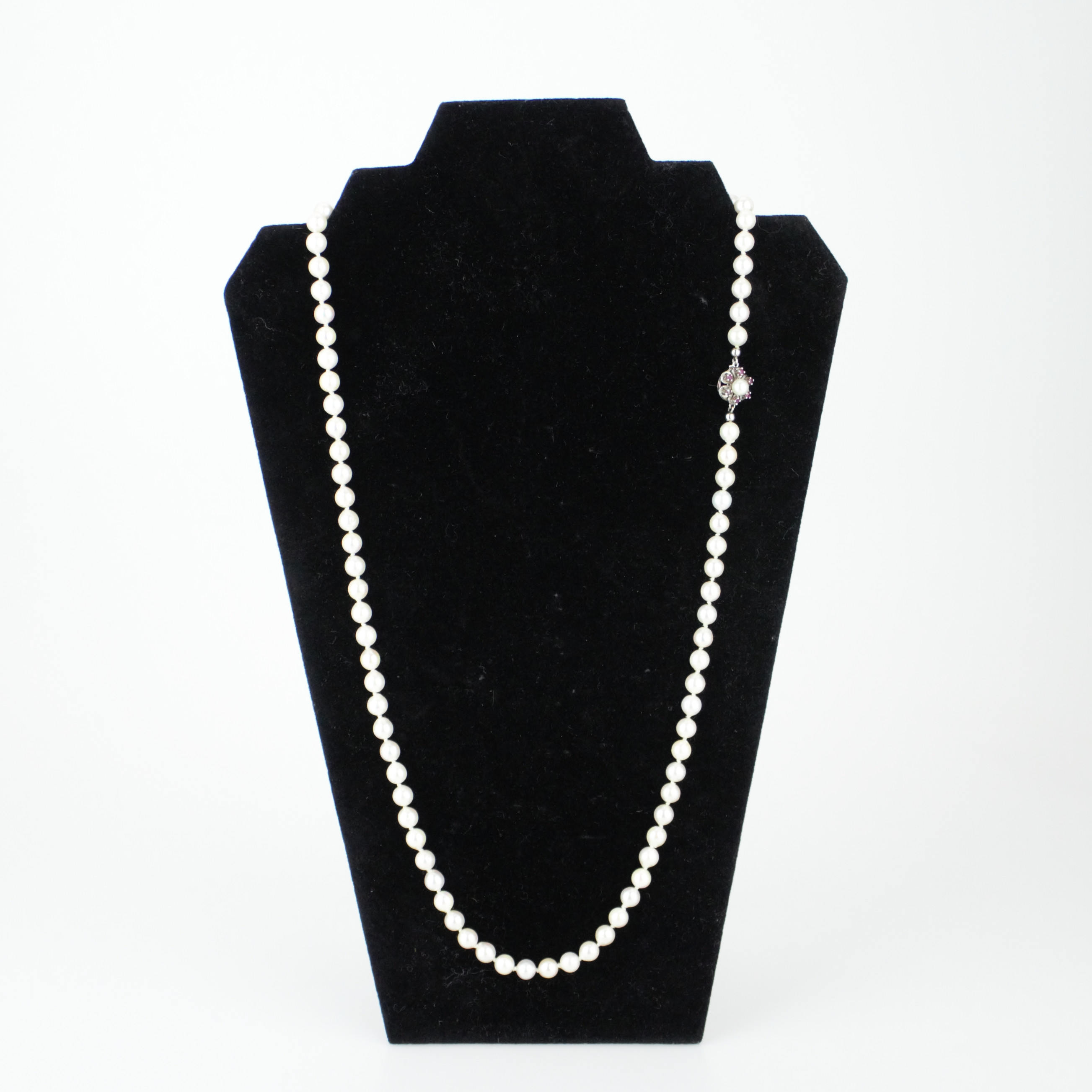 PÄRLHALSBAND med silverlås i form av blomma med pärla och sex rosa stenar, odlade pärlor ca 7 mm.