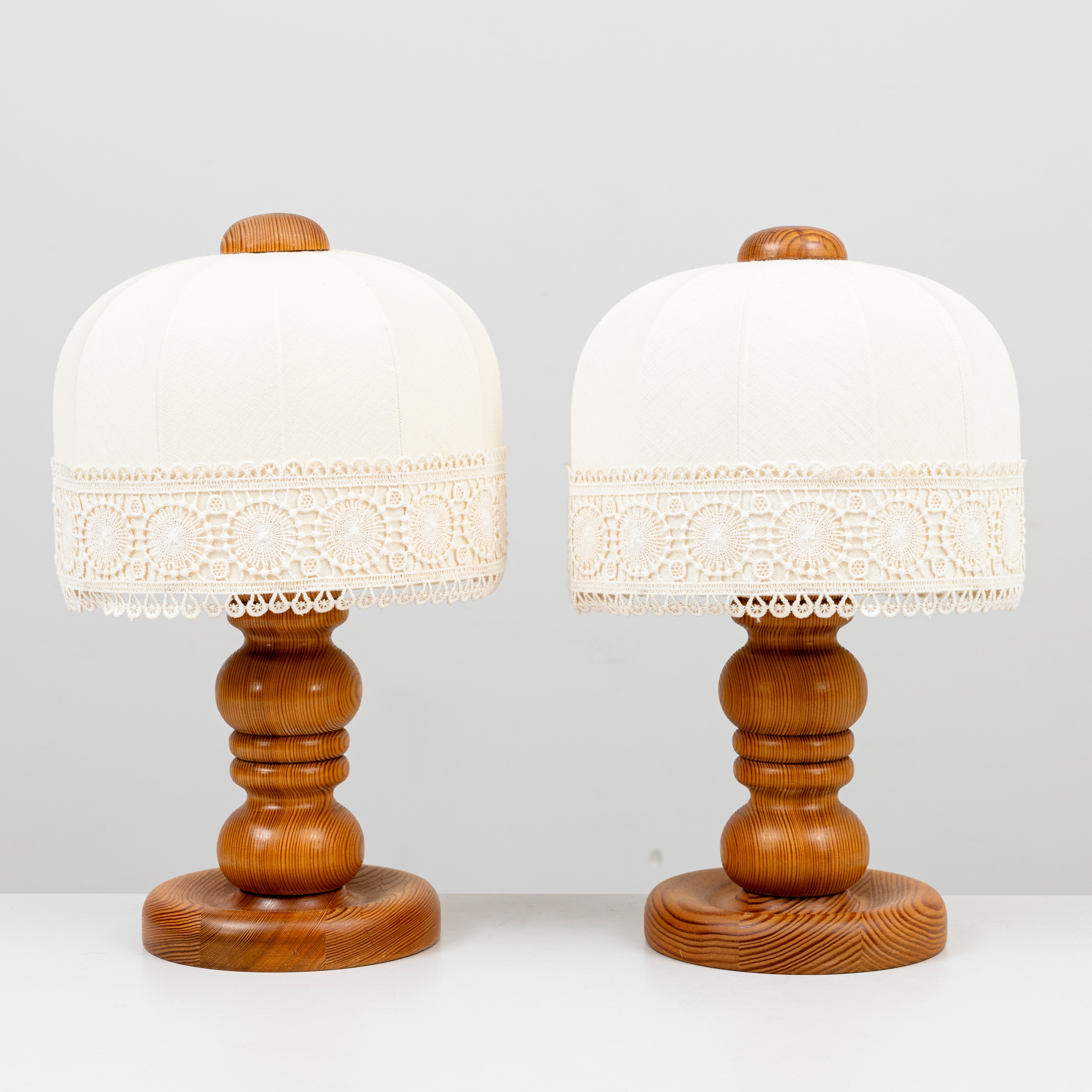 BORDSLAMPOR, ett par, Markslöjd, 1970-tal, furu.