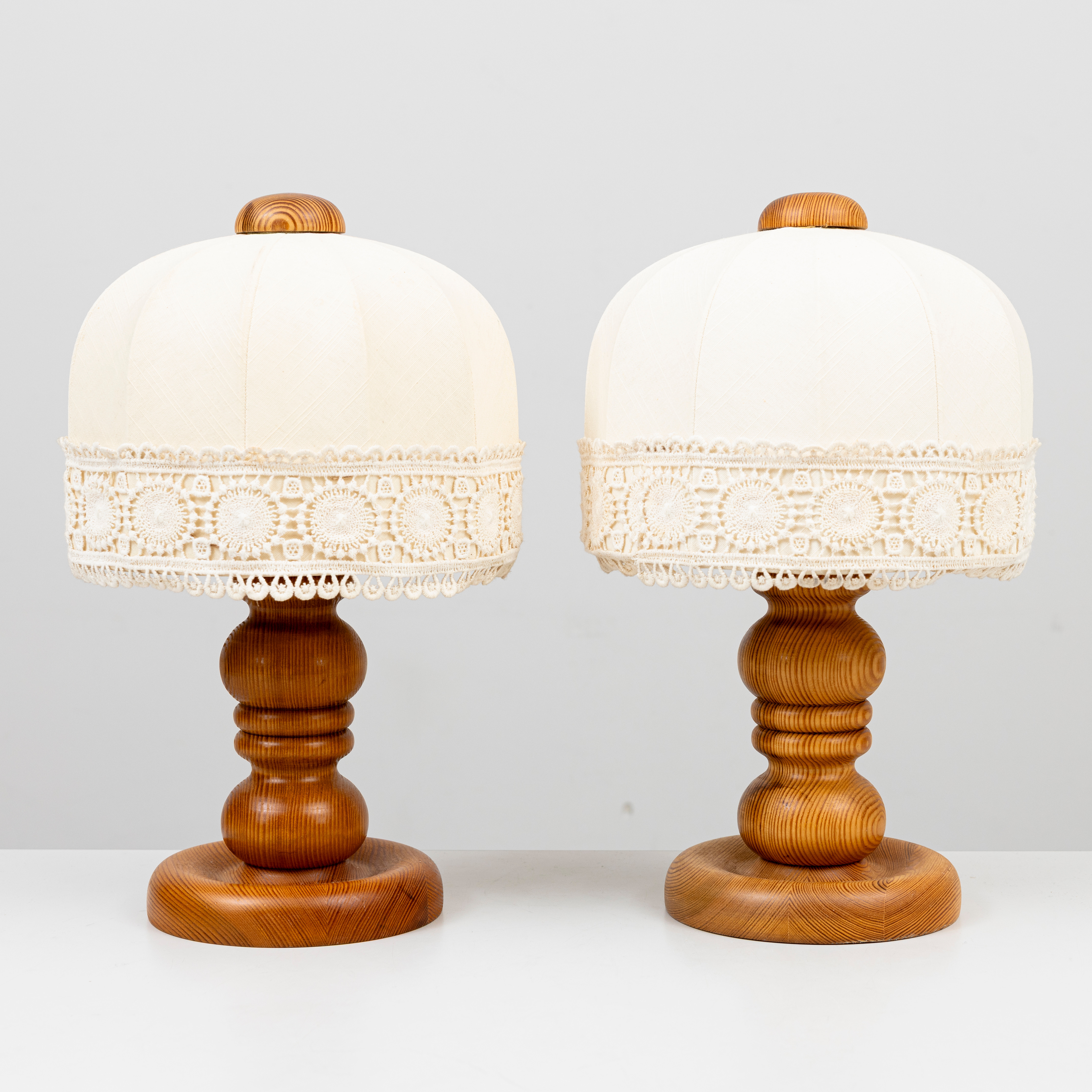 BORDSLAMPOR, ett par, trol Markslöjd, 1970-tal, svarvad furu.