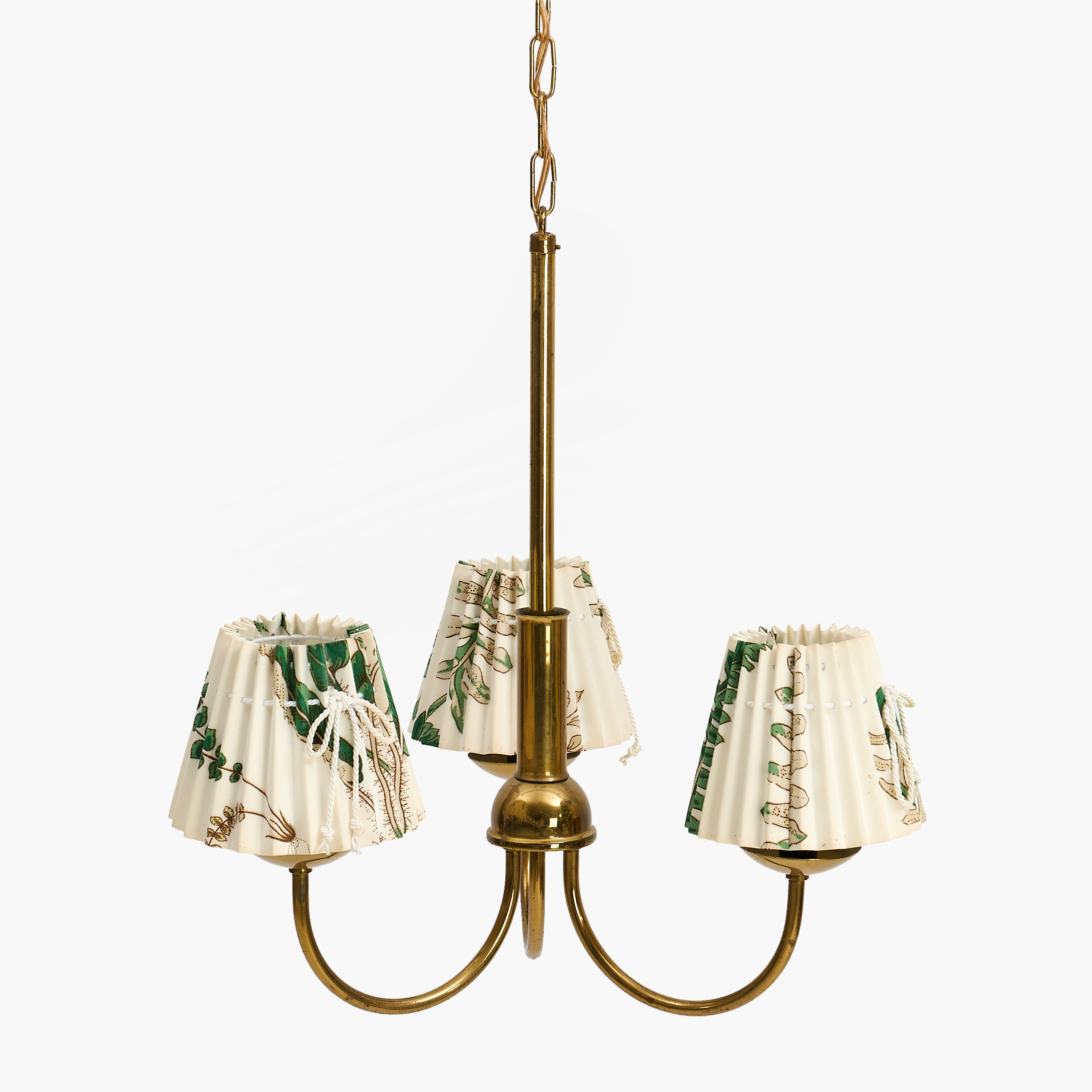 TAKARMATUR, 3 ljusarmar, mässing, 1900-talets mitt, plisserade skärmar i mönster "Stensöta", GP & J Baker.