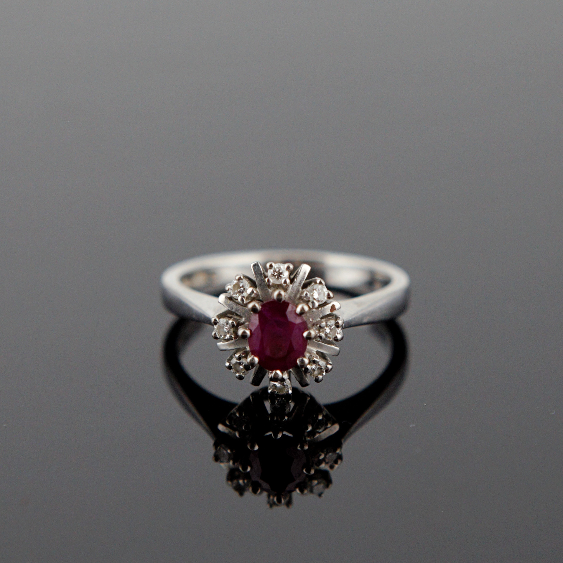 RING med fasettslipad rubin 0,75ct och åtta briljanter 0,16ct, vitguld 18k, Smycka Inköps AB, Karlstad 1993.