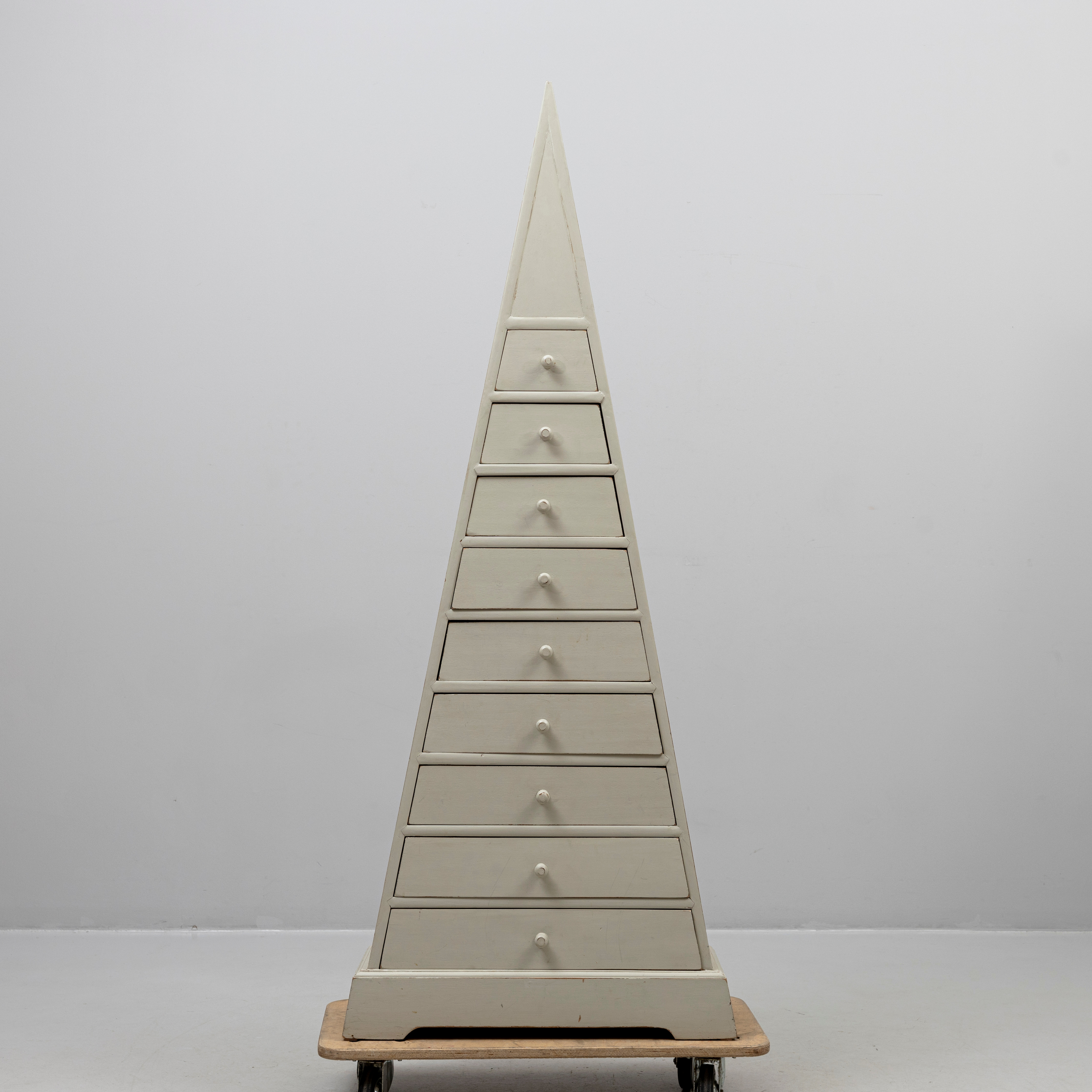 BYRÅ, pyramidformad, bemålat trä, 1900-tal.