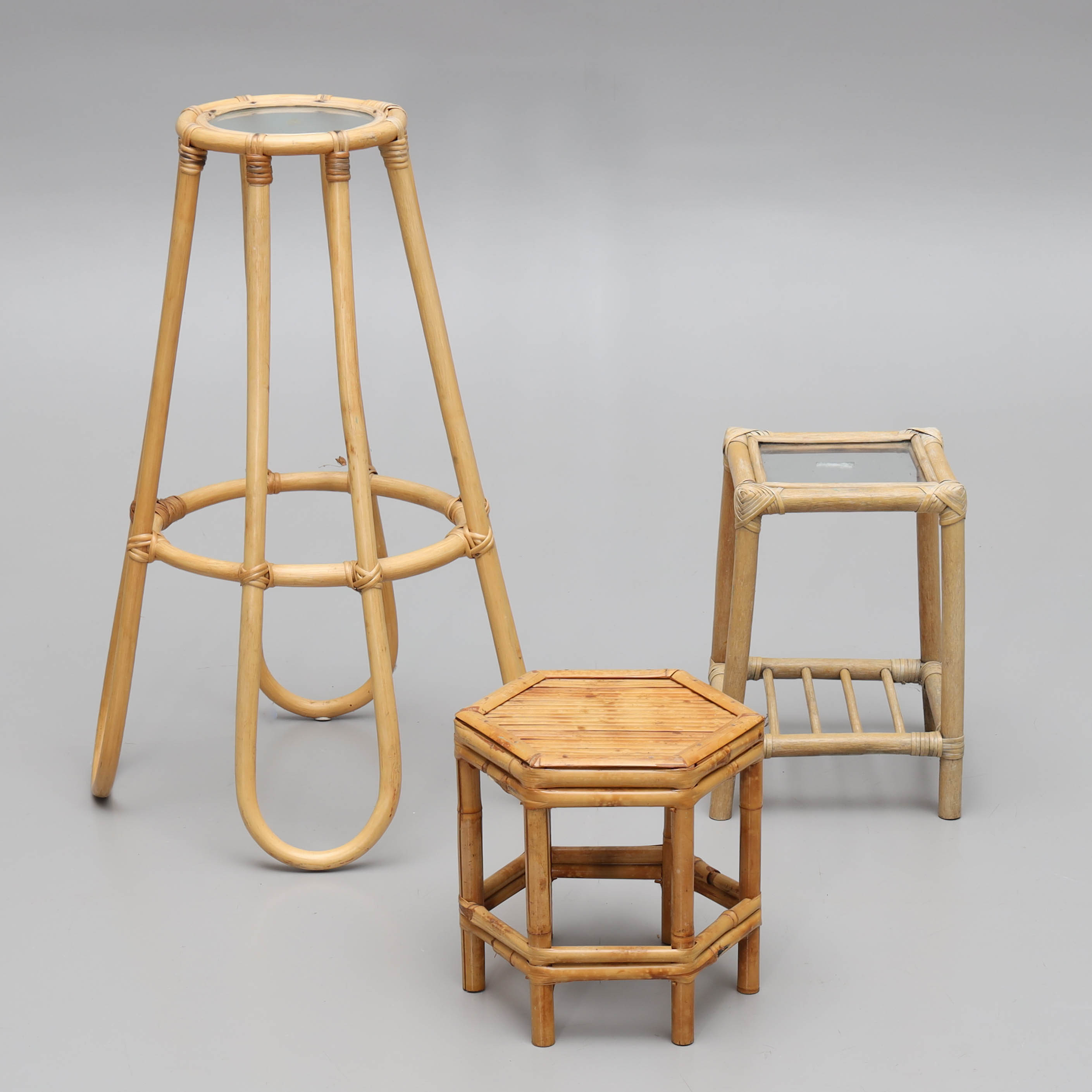 PIEDESTALER, 3 delar, rotting/bambu, 1900-talets senare hälft.