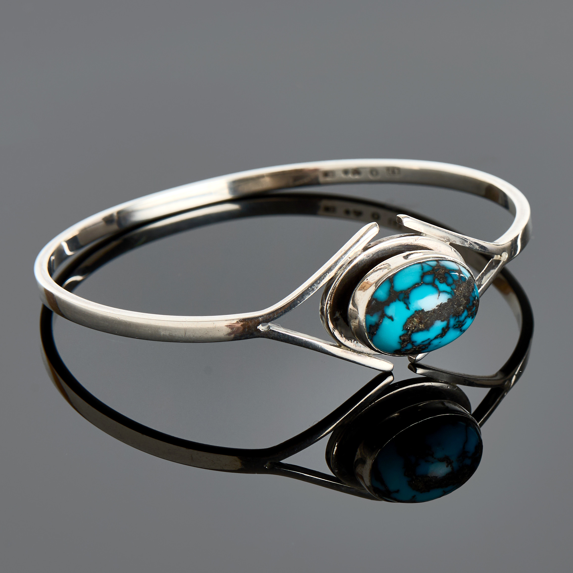 ÅKE STAVENOW. Armring, silver, genombruten dekor med en turkos, 1962, Stockholm.