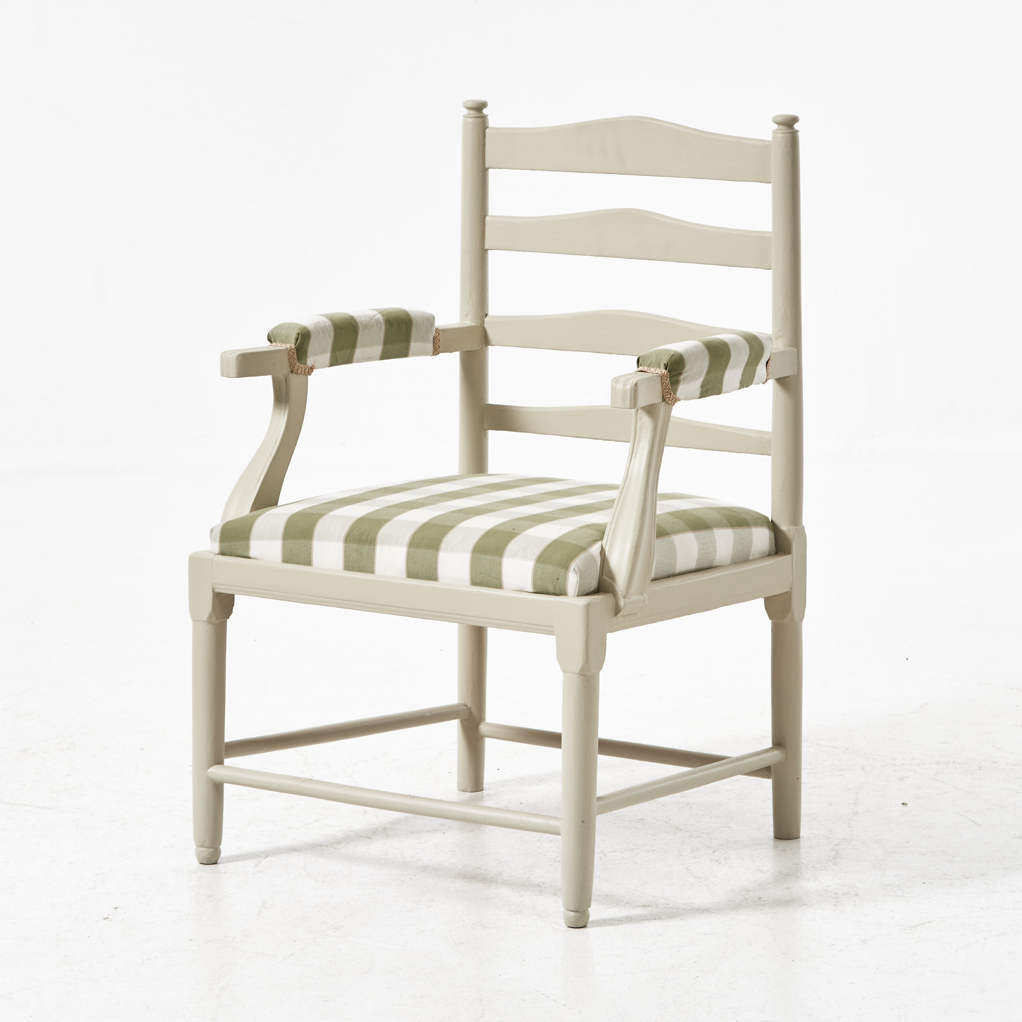 GRIPSHOLMSFÅTÖLJ, gustaviansk stil, omkring 1900, stegrygg, svarvad stomme, bemålat i pärlgrått, klädd med rutting tryg.