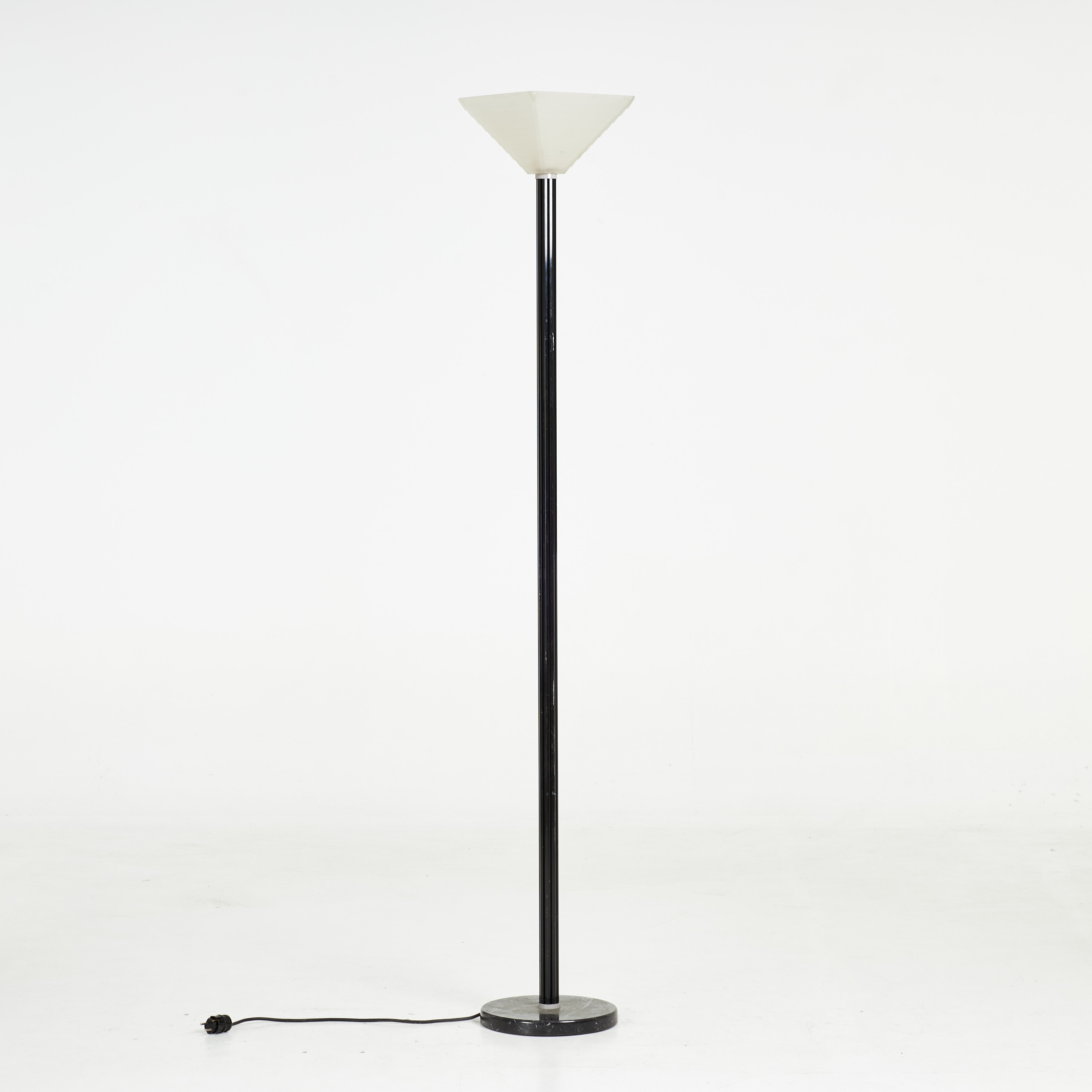 GOLVLAMPA, stomme i svartlackerad metall, fot i marmor, glaskupa, 1900-talets senare kväll.