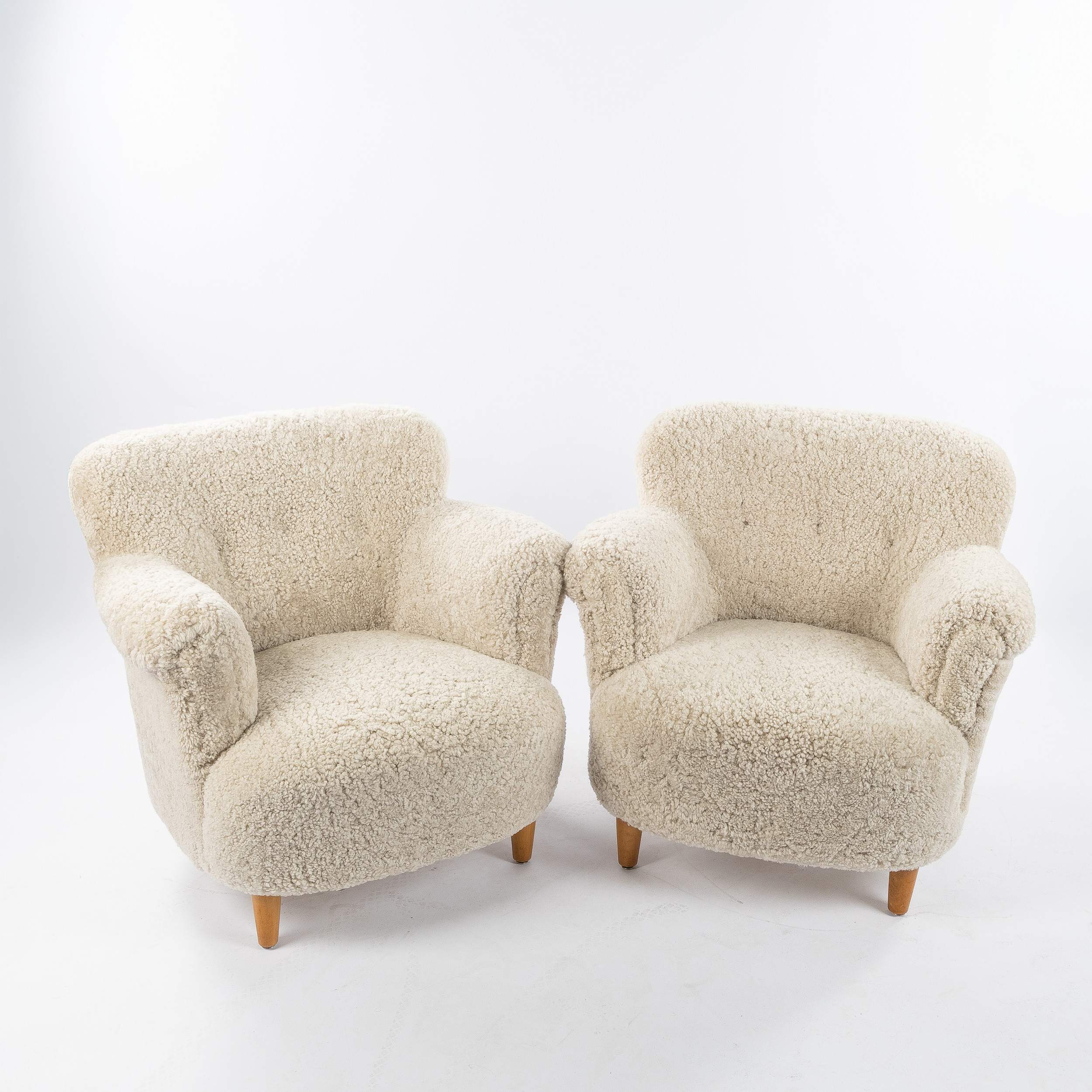 FÅTÖLJER, ett par, Swedish modern, 1940-tal, klädda i fårskinnspäls Moonlight.
