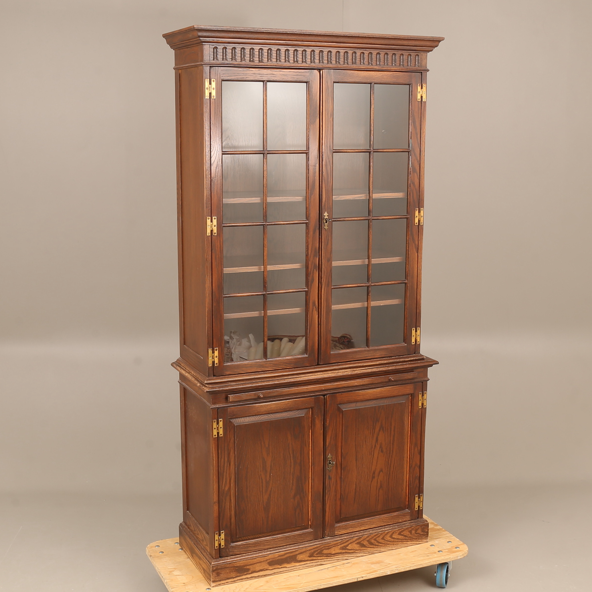 VITRINSKÅP, trä, beslag av mässing, 1900-talets senare del.