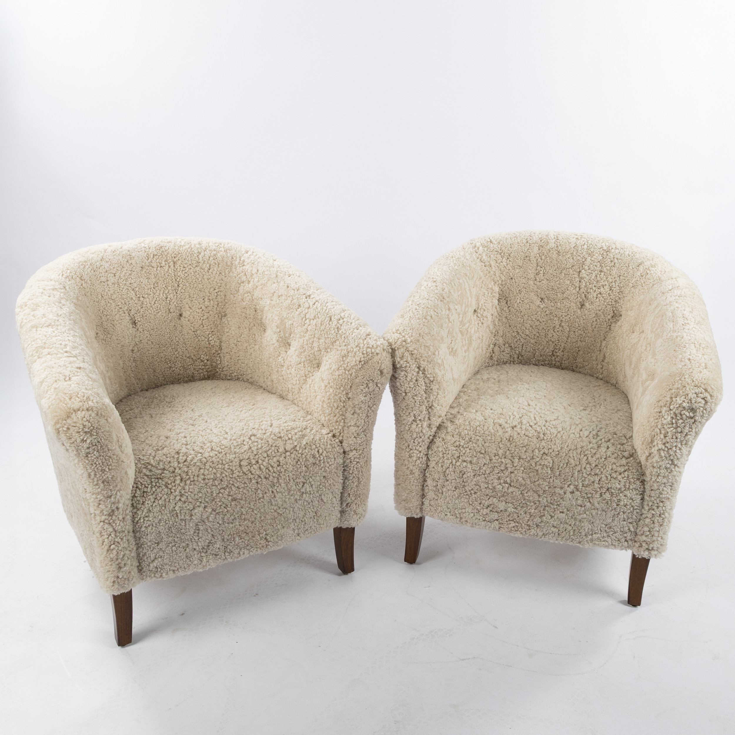 ARNE NORELL. Fåtöljer, ett par "Lord", klädda i fårskinnspäls Moonlight, 1900-talets andra hälft.