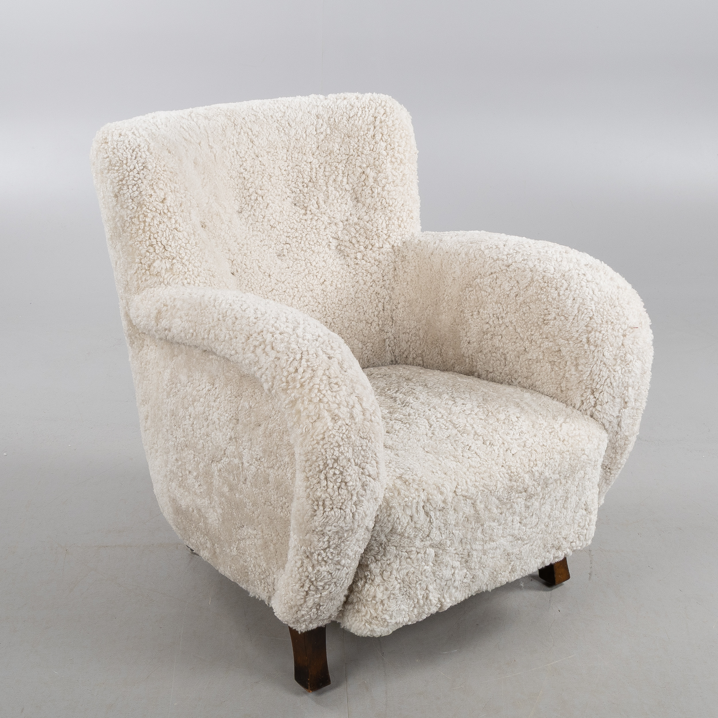 FÅTÖLJ, Danish modern, 1930/40-tal, klädd i fårskinnspäls Moonlight.