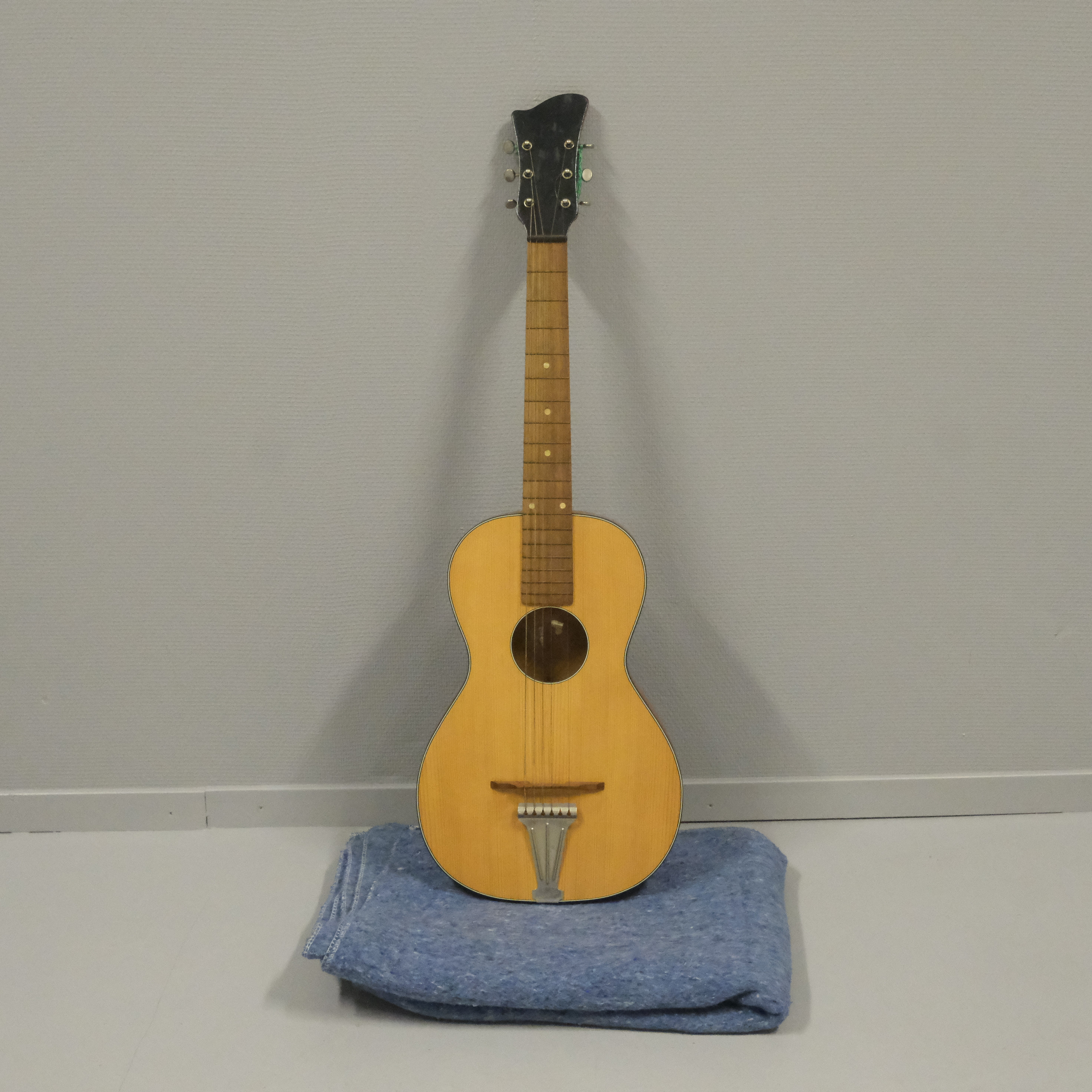 AKUSTISK GITARR. "BOUDOIR". 1950- TAL LEVIN.