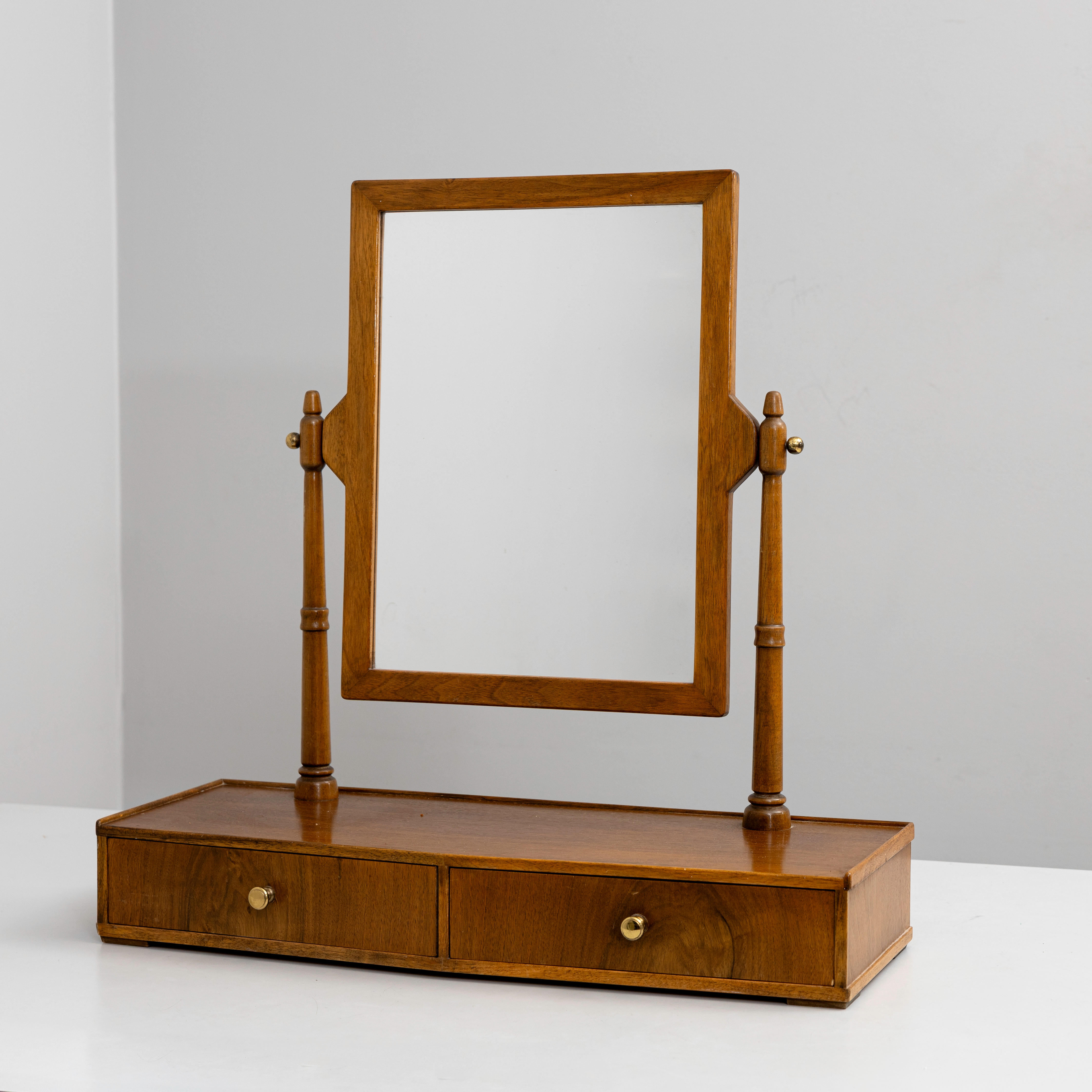 HANS-AGNE JAKOBSSON. Lådspegel, valnöt, Åhus, 1900-talets andra hälft.