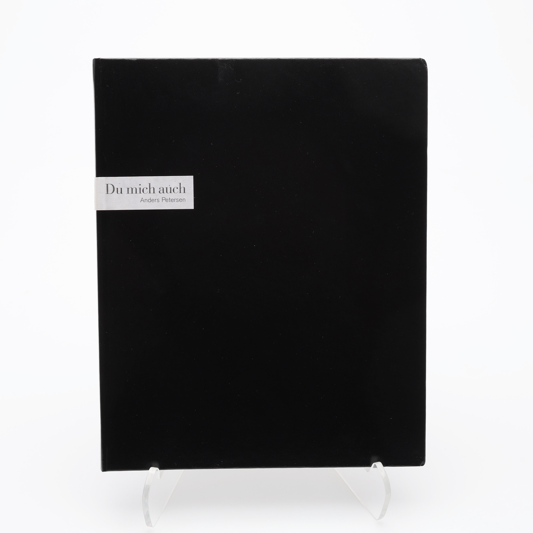 FOTO. ANDERS PETERSENS DU MICH AUCH 2002 SOM HAN DEDICERADE TILL CHRISTER STRÖMHOLM. SIGNERAD AV ANDERS PETERSEN MED HELA NAMNET.