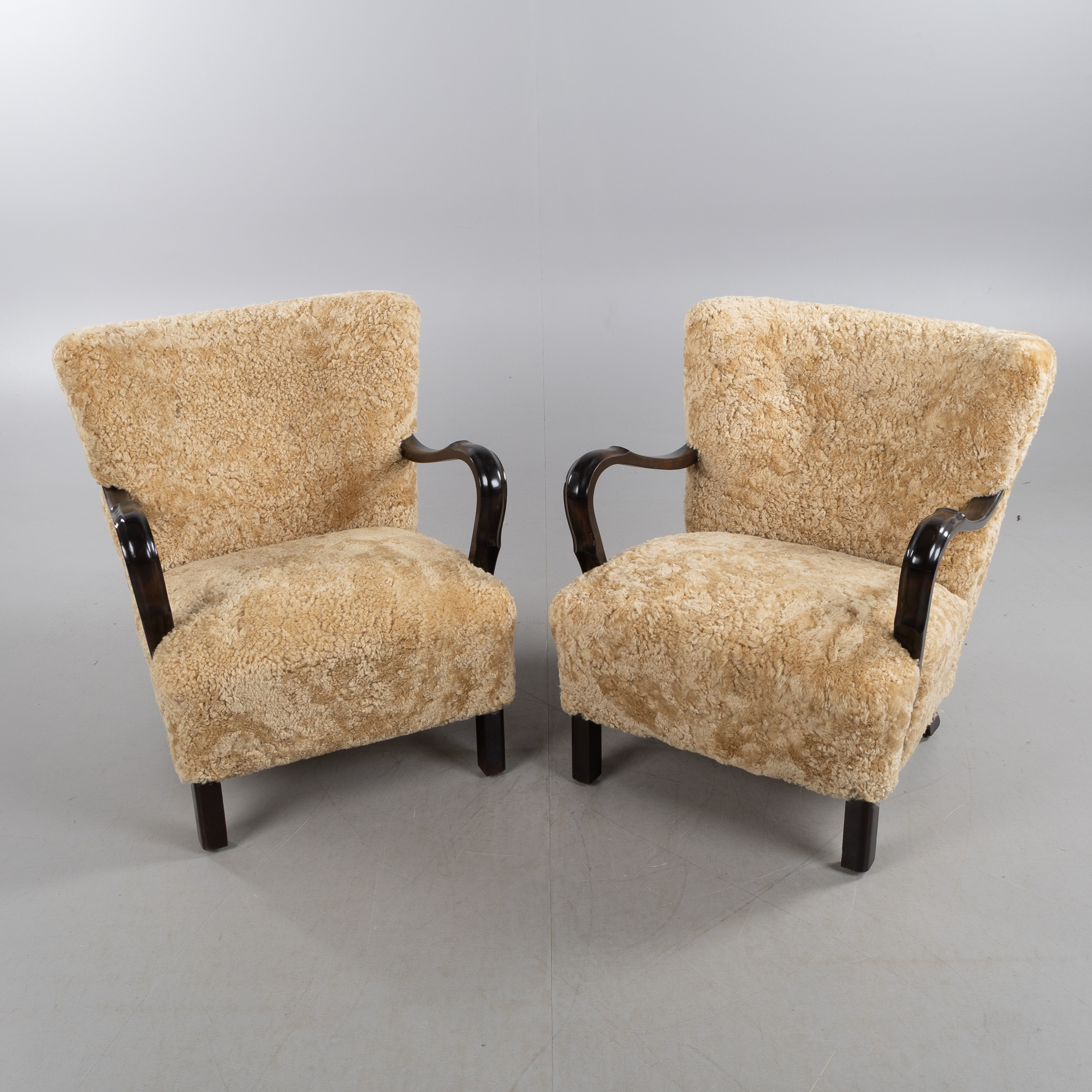 FÅTÖLJER, ett par, dansk snickarmästare, 1930/40-tal, klädda i fårskinnspäls Moonlight.