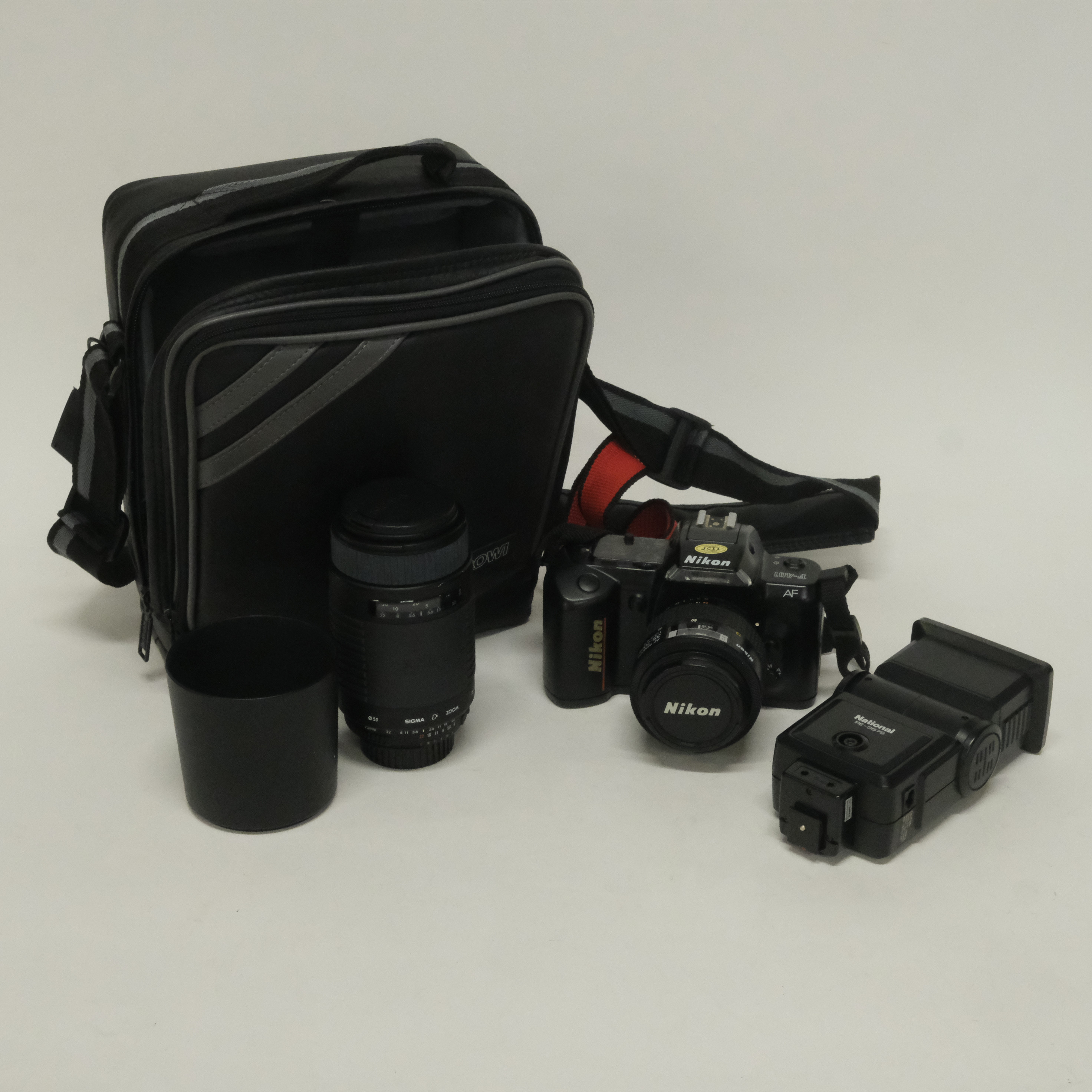 NIKON. KAMERAHUS F-401, TVÅ OBJEKTIV + BLIXT. SAMT KAMERAVÄSKA.