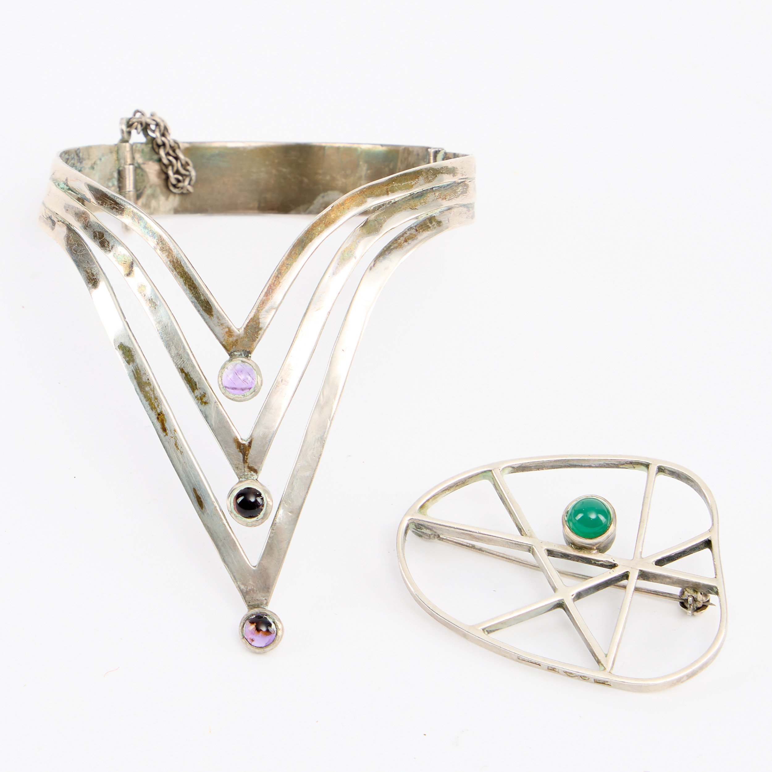 ARMRING OCH BROSCH, silver, Guldateljen Eriksson och Grönholm AB, Uppsala 1956.