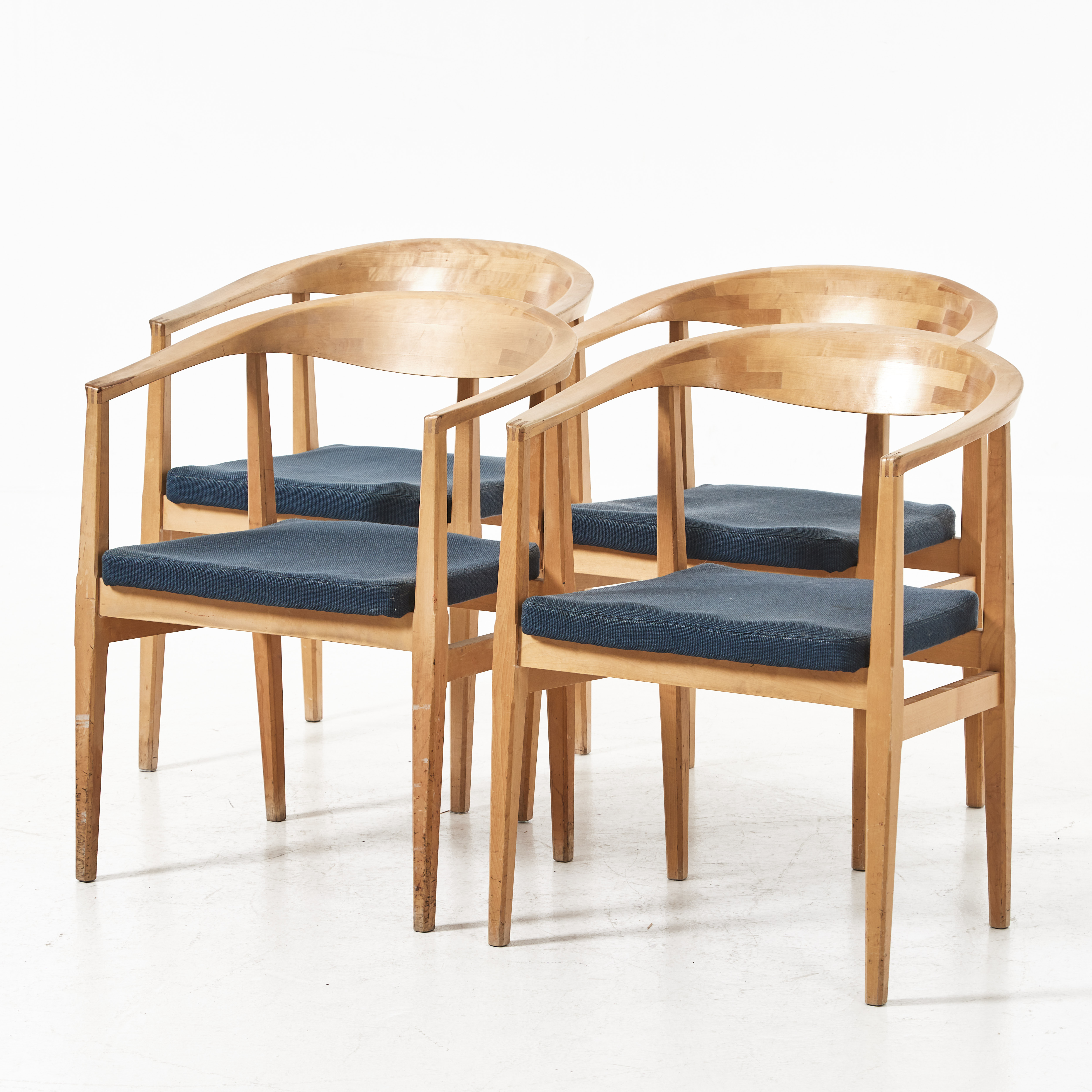 EYJOLFUR K. AUGUSTSSON (1922-2012). Karmstolar, 4 st, modell " S-96", björk, brickmärkta, Snickeri AB HJ Jackson.