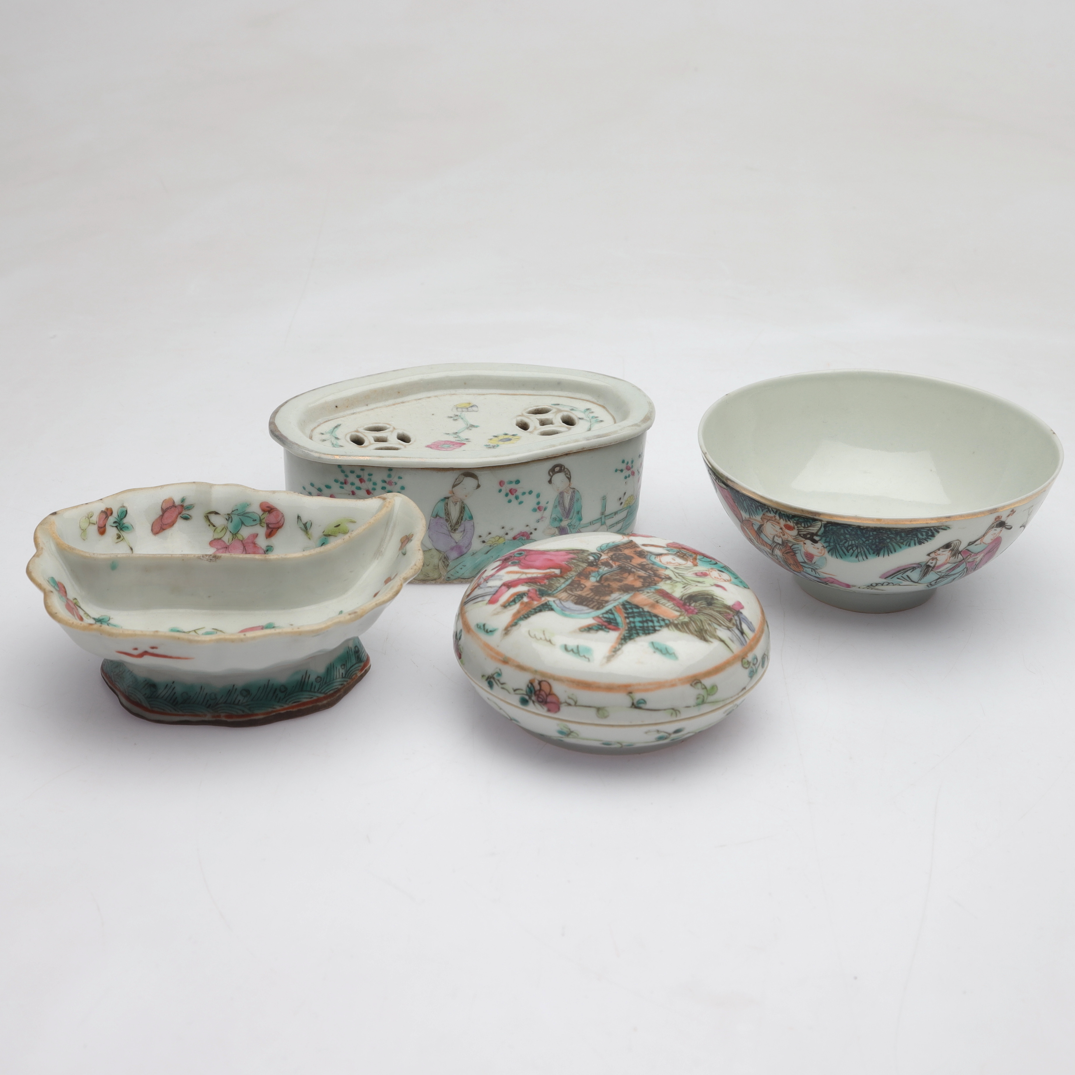 PORSLINSFÖREMÅL, ca 4 delar, famille rose, Kina, 1800-talets andra hälft.