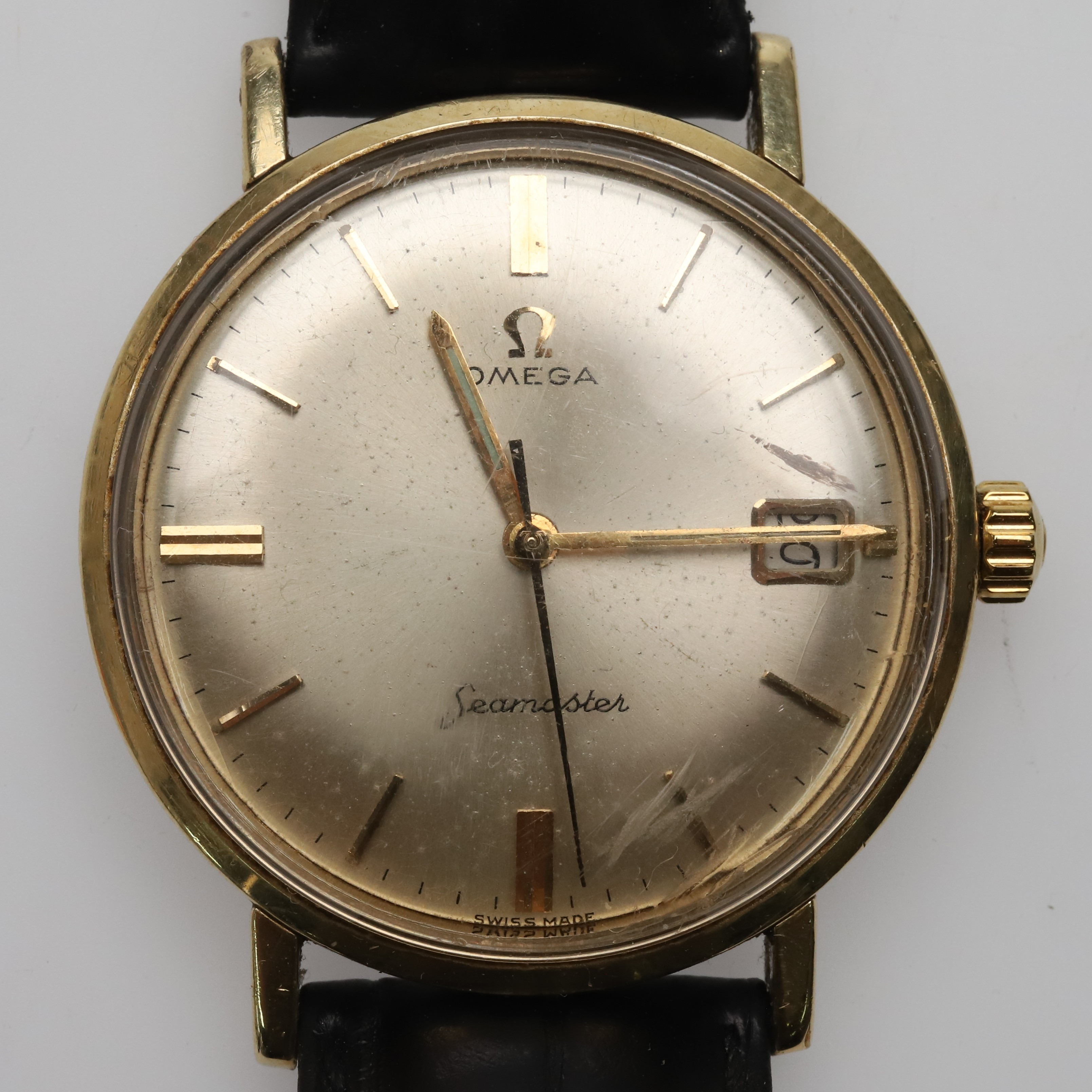 ARMBANDSUR. Omega Seamaster, guld på stål, Ø 34 mm, manuell, datum, svart läderarmband.