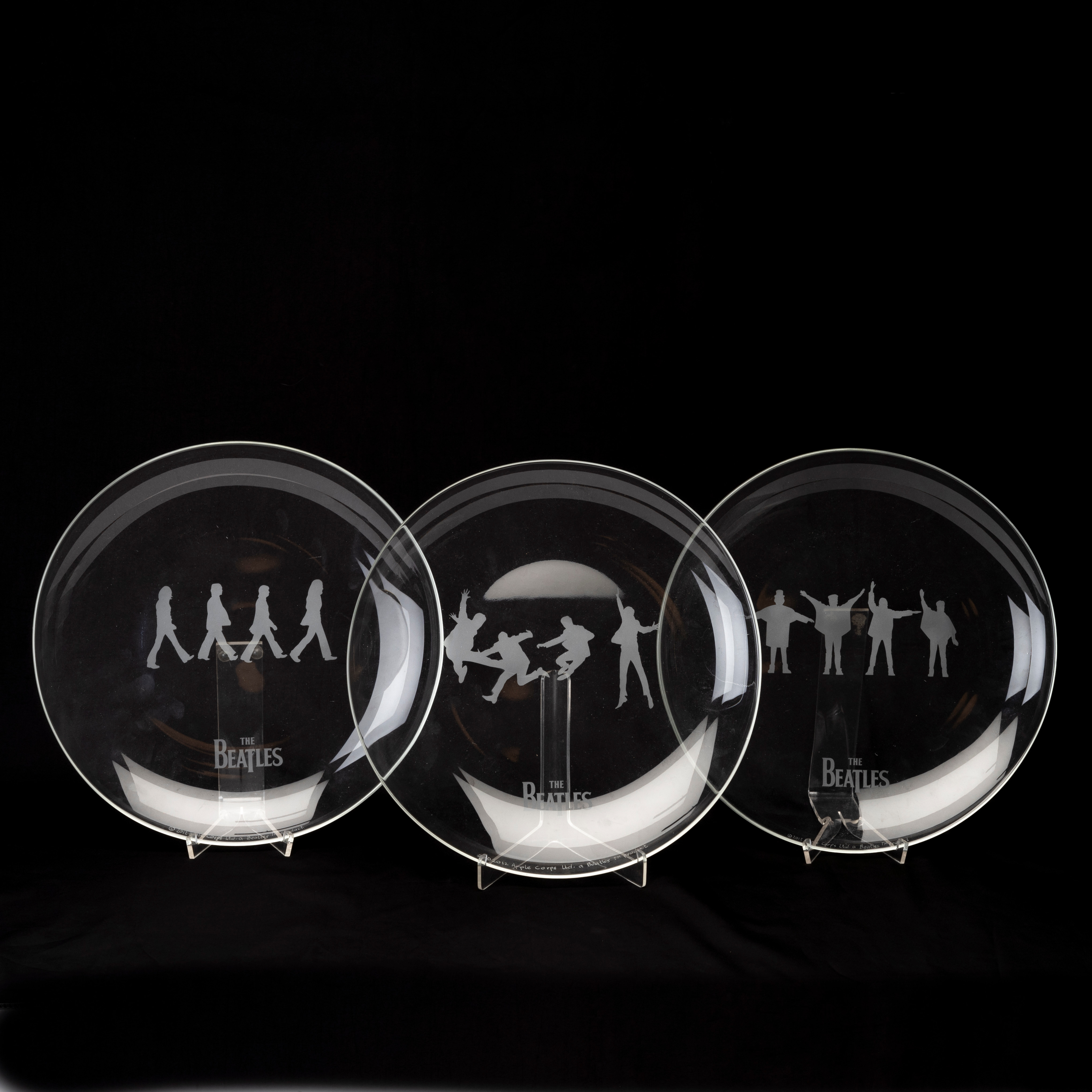 TALLRIKAR, 3 st "The Beatles" collection, glas, signerade, Apple Corps Ltd, Klafreström Kristall, Sverige, 2012.