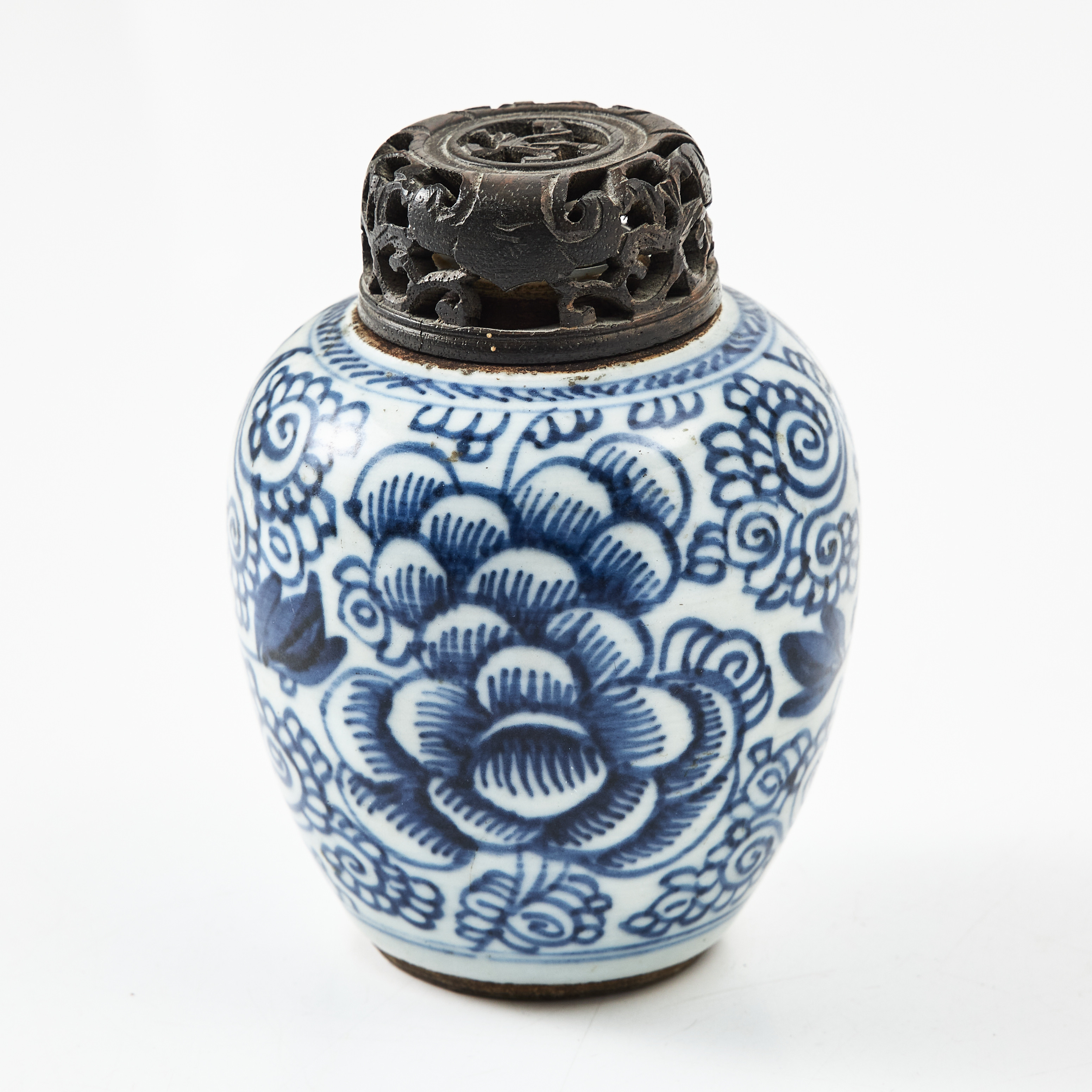 MINDRE BOJAN, porslin, Kina, 17/1800-tal, ovoid form, dekor av pionslingor i underglasyrblått.