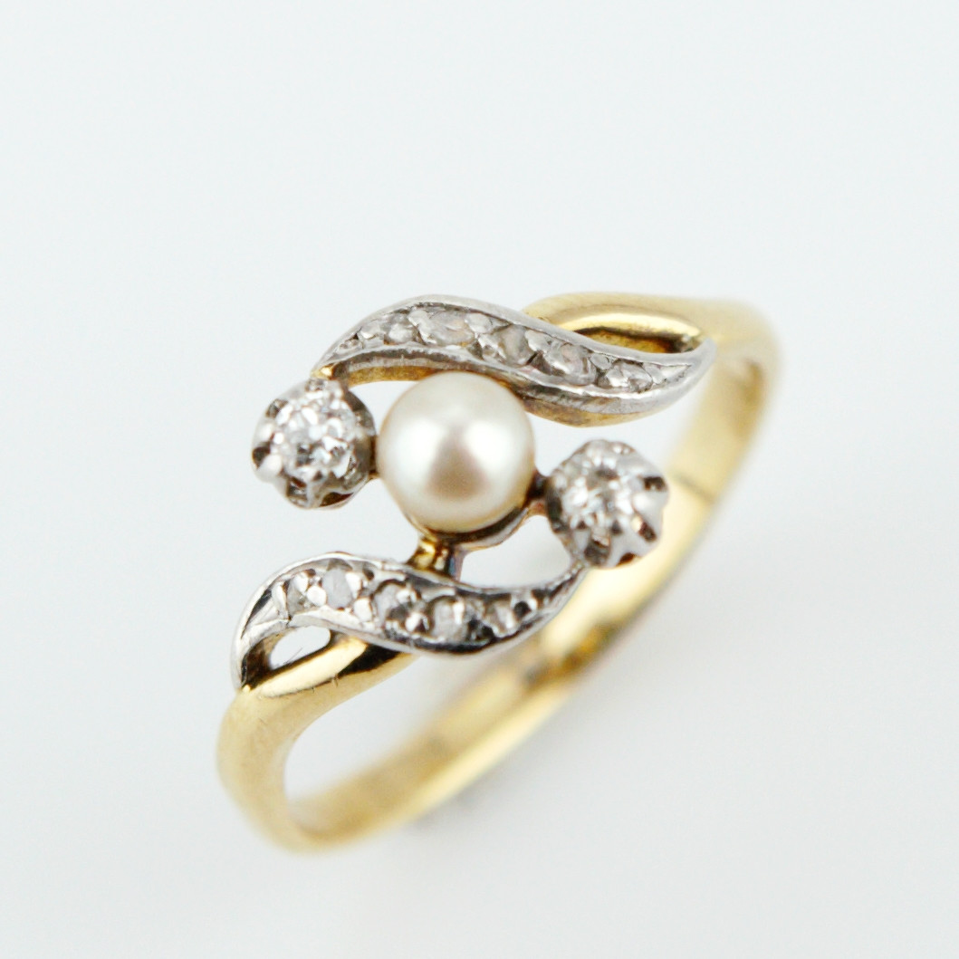 RING med odlad pärla och två briljanter, guld 18k.