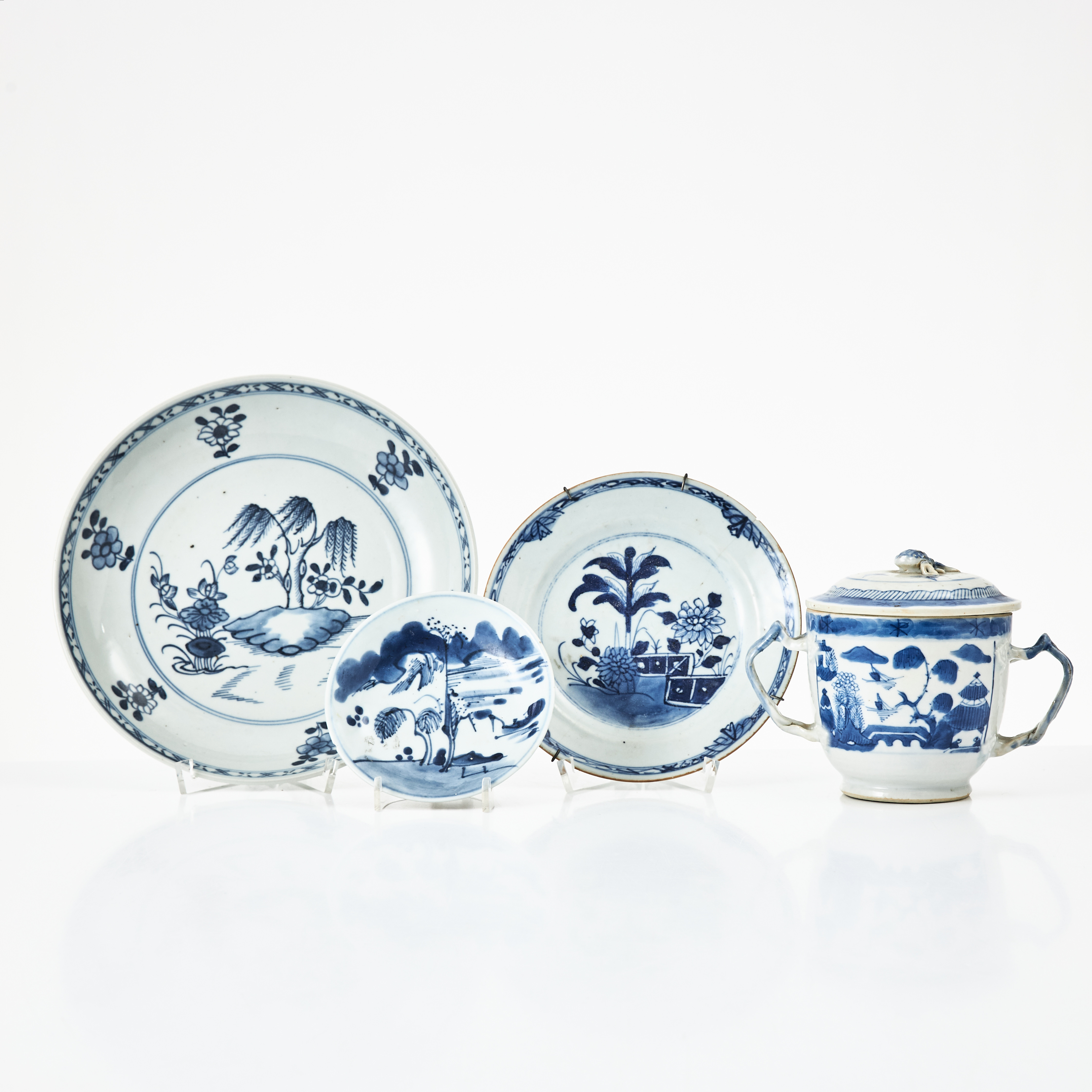 SKÅLFAT, ASSIETTER, SOCKERSKÅL, 4 dlr., porslin, Kina, 17- och 1800-tal, varierande dekor i underglasyrblått.