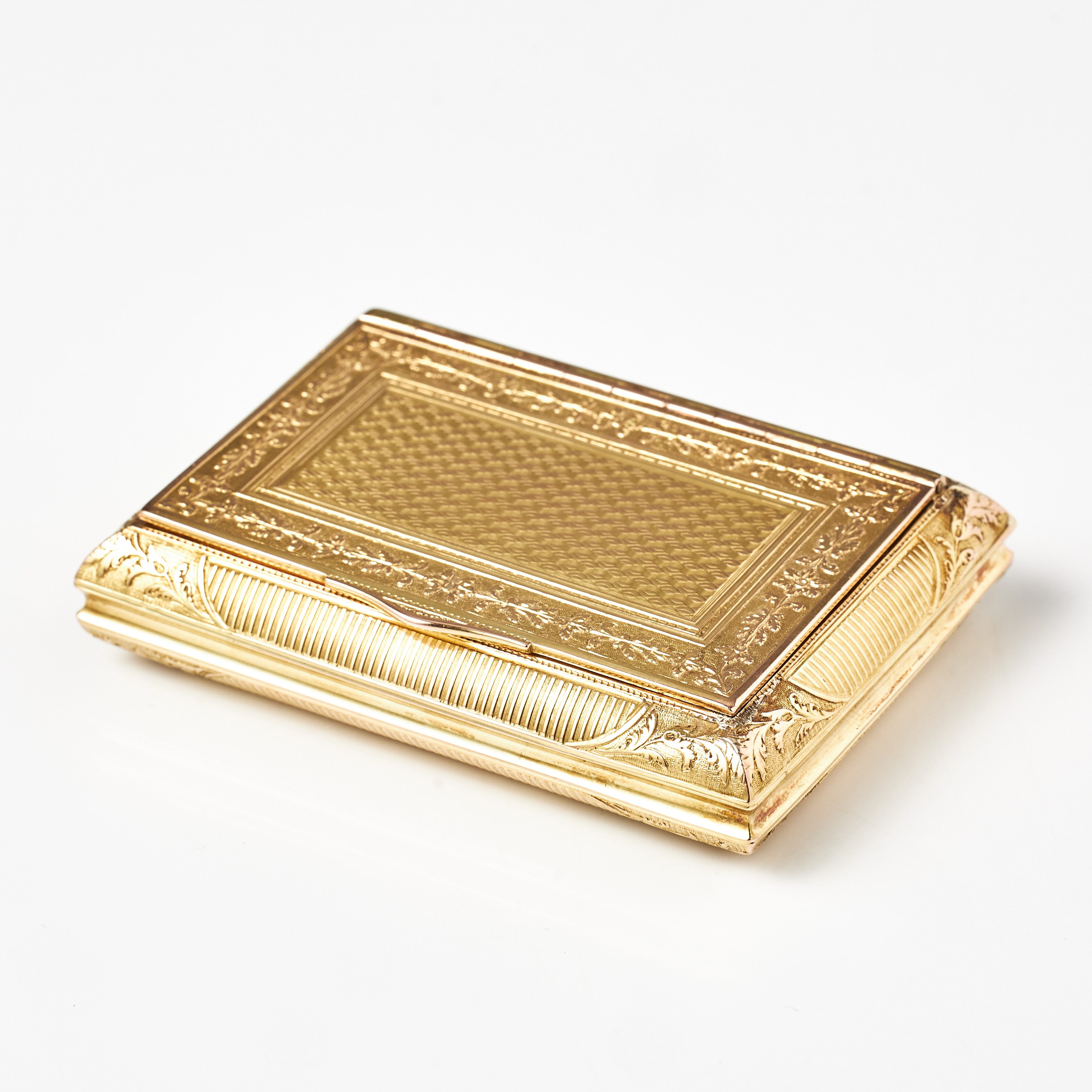 DOSA, 14 k guld, deux couleurs, riklig bladdekor, räfflade sidodekorer, lock med invändigt graverat vapen, otydliga stämplar invändigt, 1800-tal.