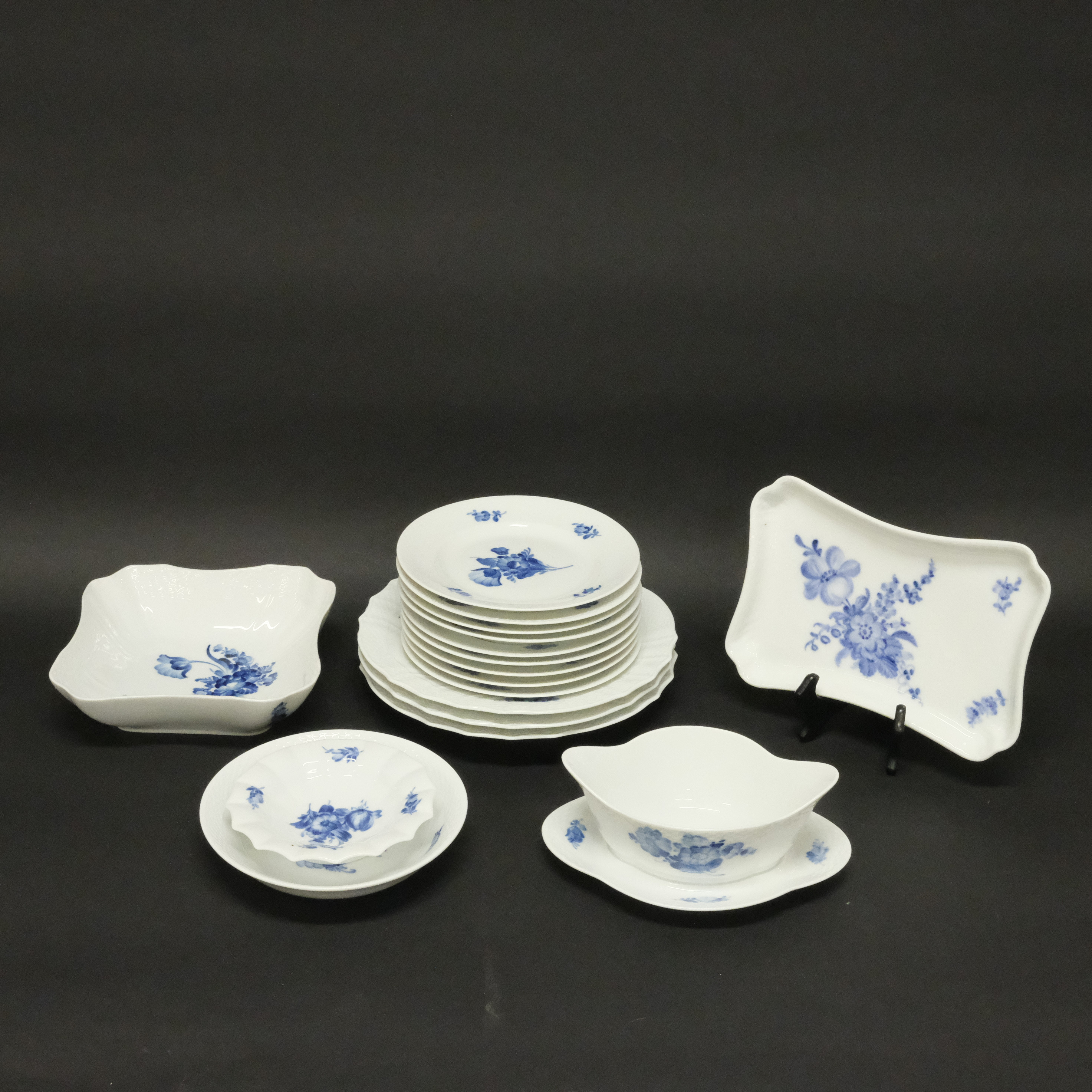 ROYAL COPENHAGEN, MATSERVIS, "BLÅ BLOMST", 17 DELAR.