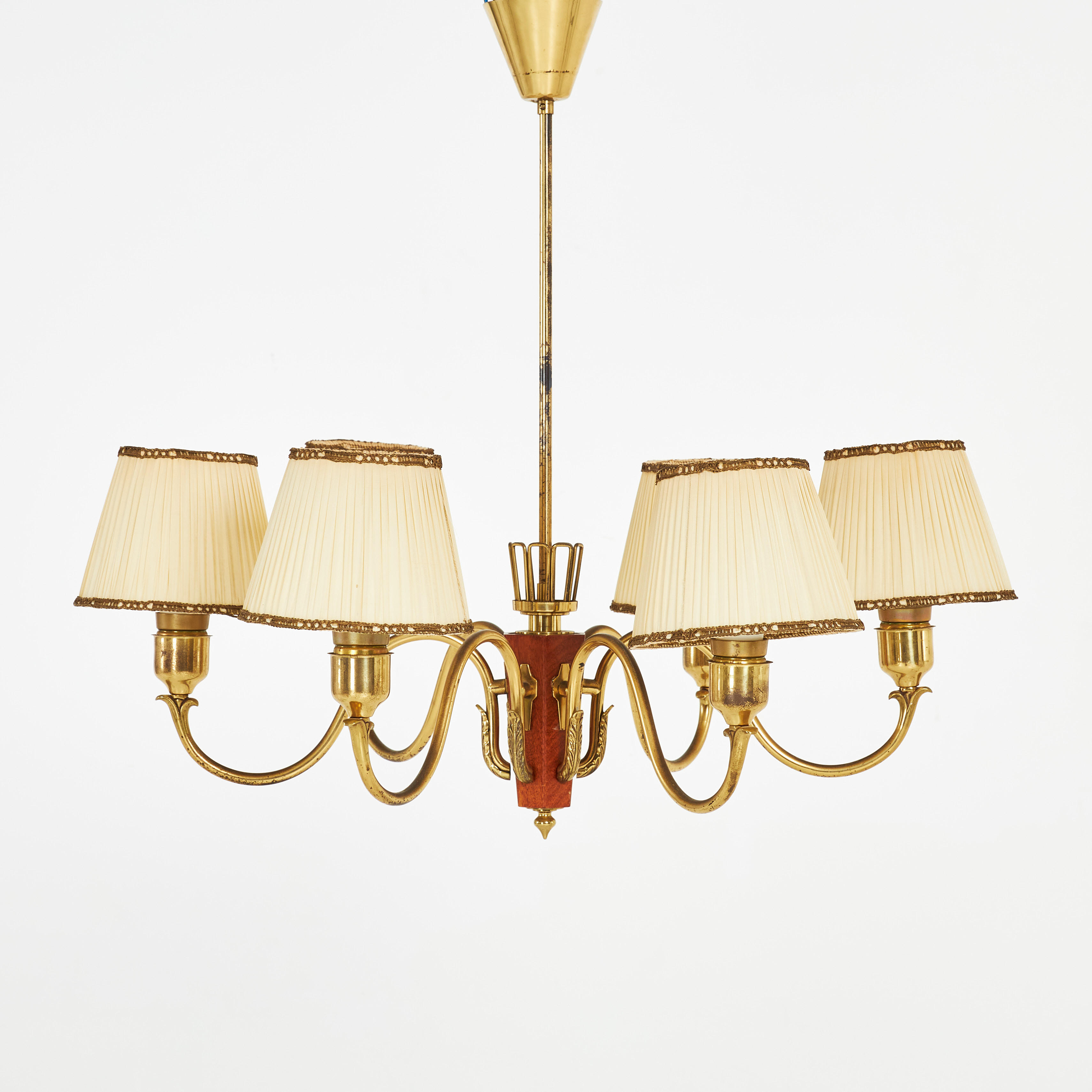 TAKLAMPA. Bröderna Malmströms, 1950-60 tal, sex svängda ljusarmar, mahogny, sidenklädda lampskärmar, märkt vid lampsocklar.