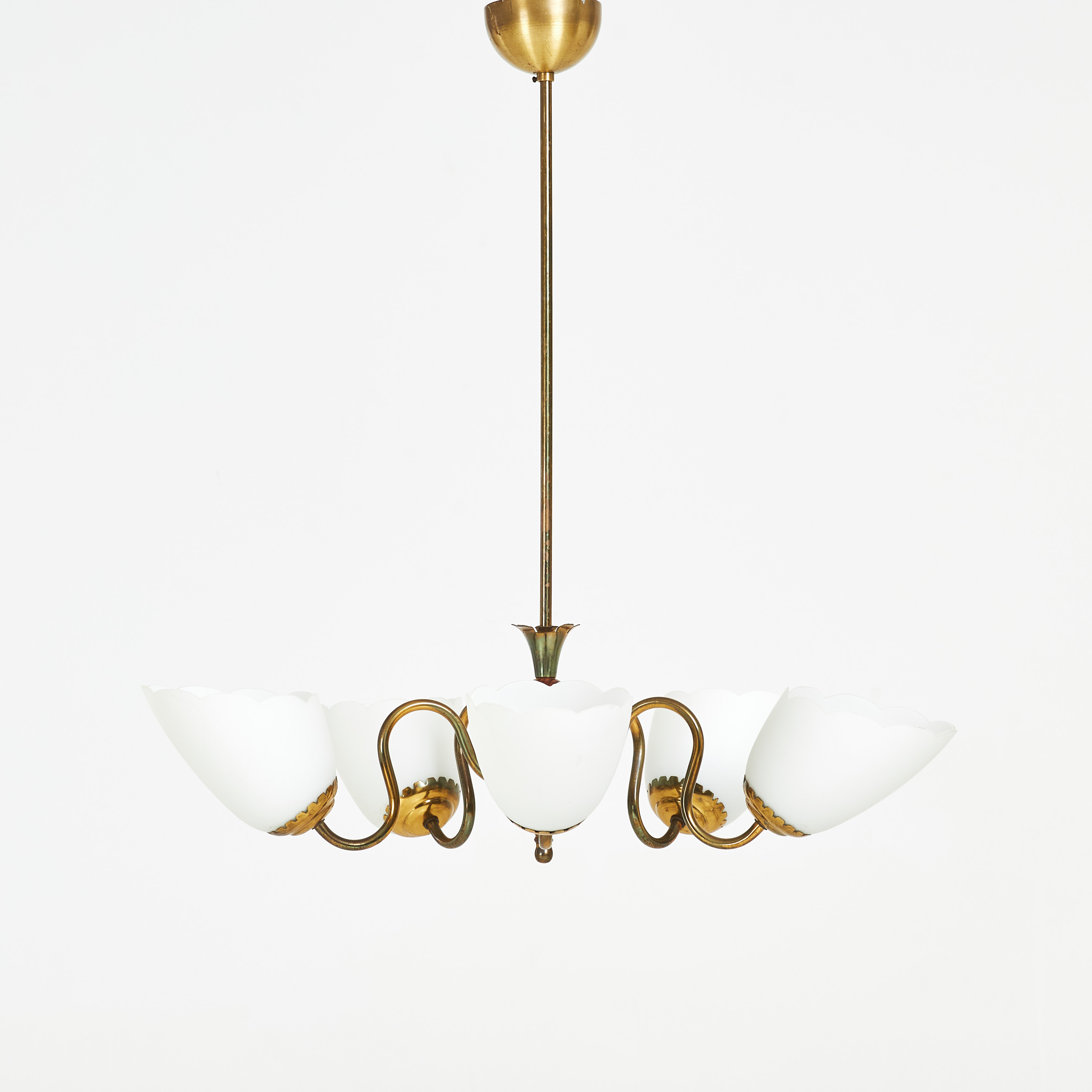 TAKLAMPA. 1900 talets mitt, fem ljusarmar, kupor konturerad kant vitt underfångsglas, mässing.