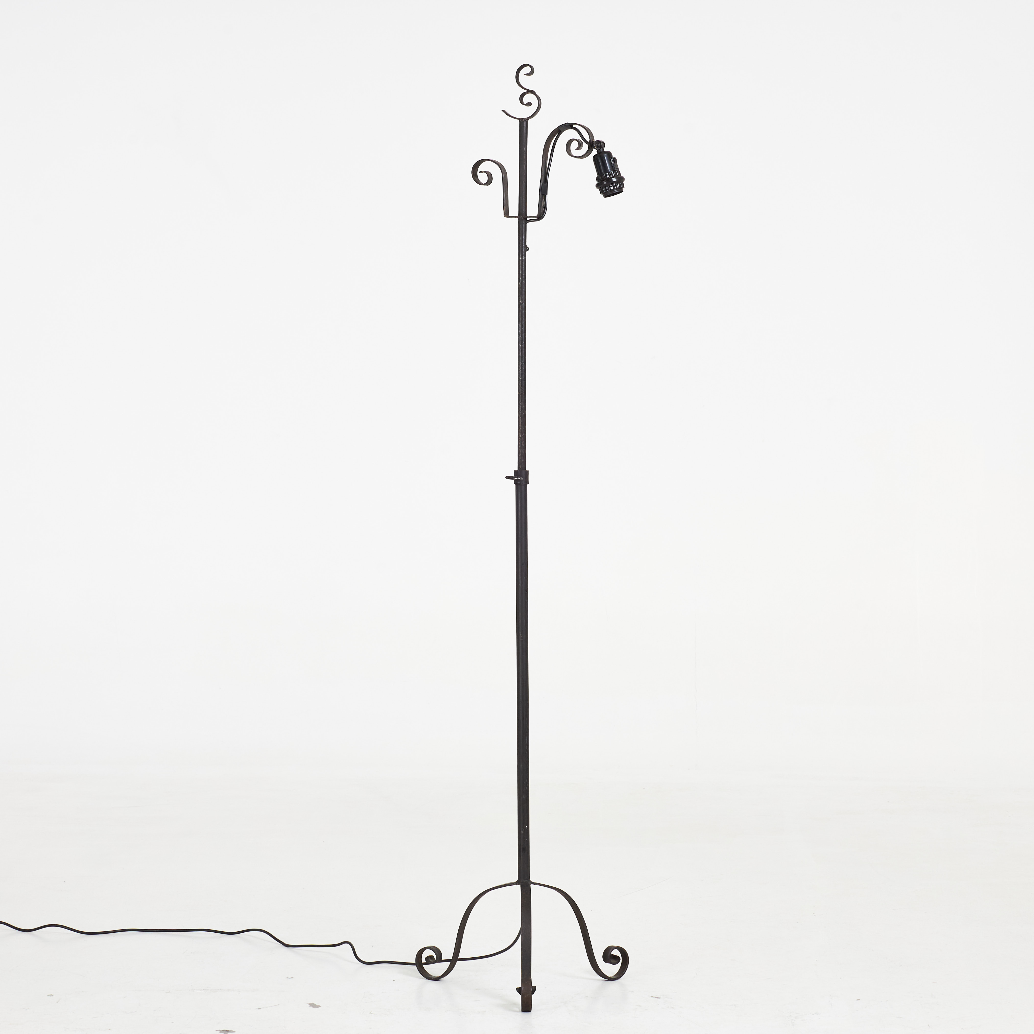 GOLVLAMPA. 1900-talets första hälft, lackerad gjutjärn.