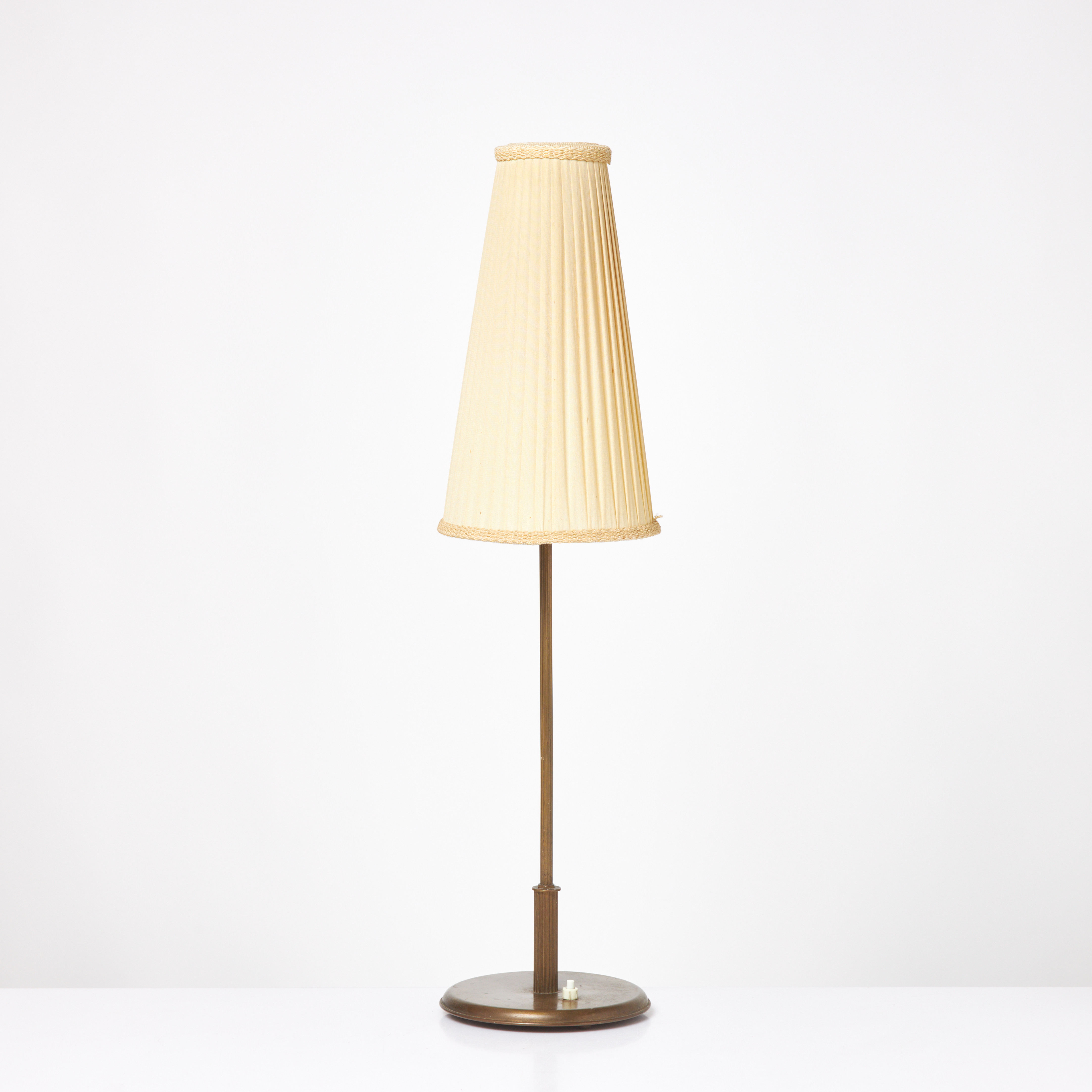 BORDSLAMPA. 1940-tal, patinerad mässing, plisserad sidenklädd skärm, 1900-talets mitt.