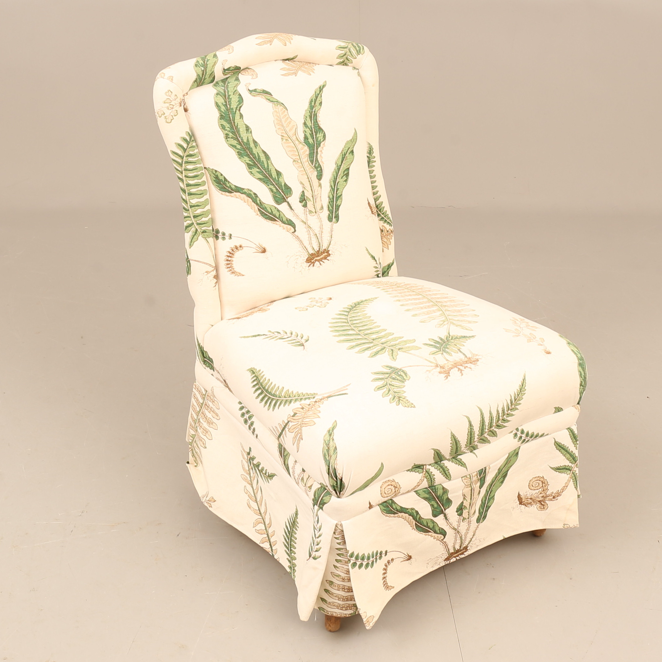 FÅTÖLJ, kretongklädsel, sent 1800 tal.