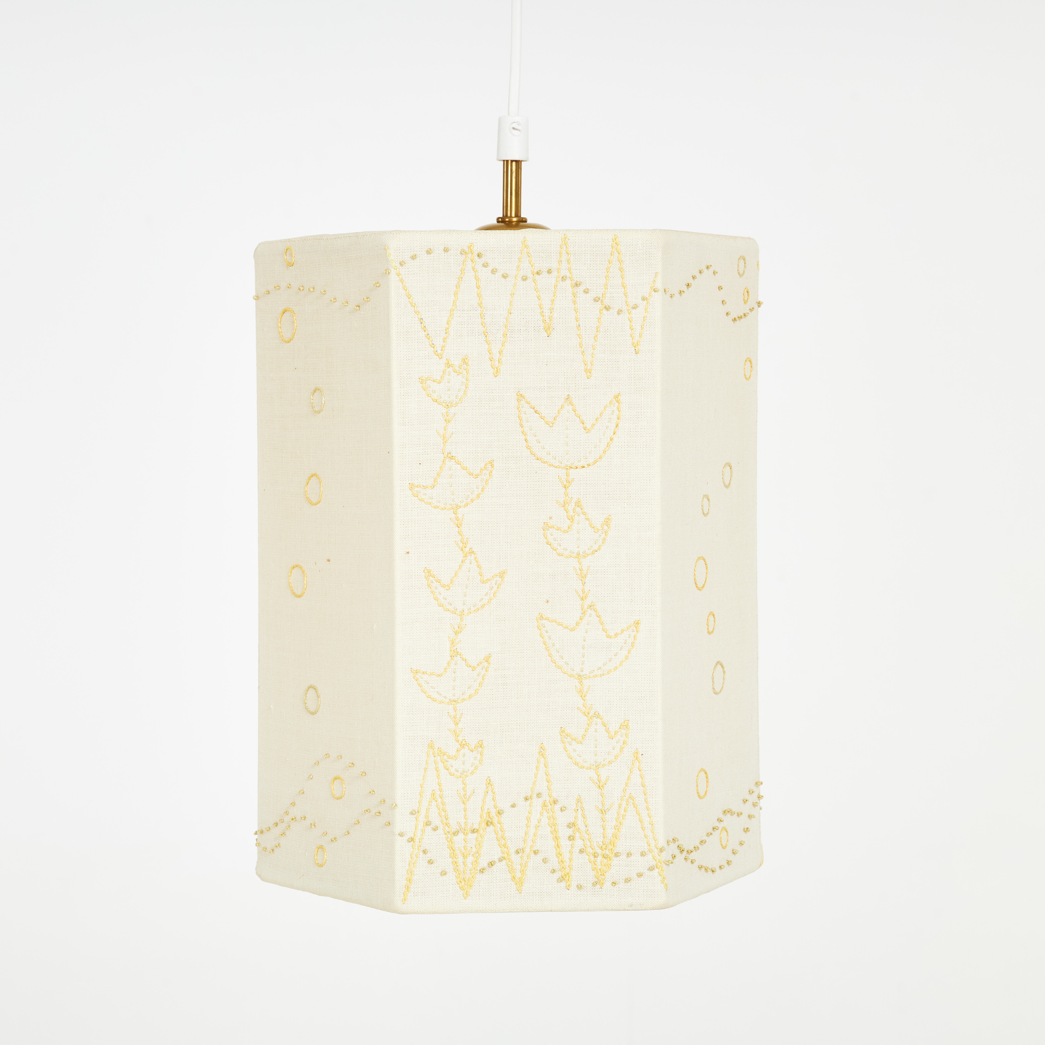 TAKLAMPA. Broderad lampskärm, linne, omkring 1900-talets mitt.