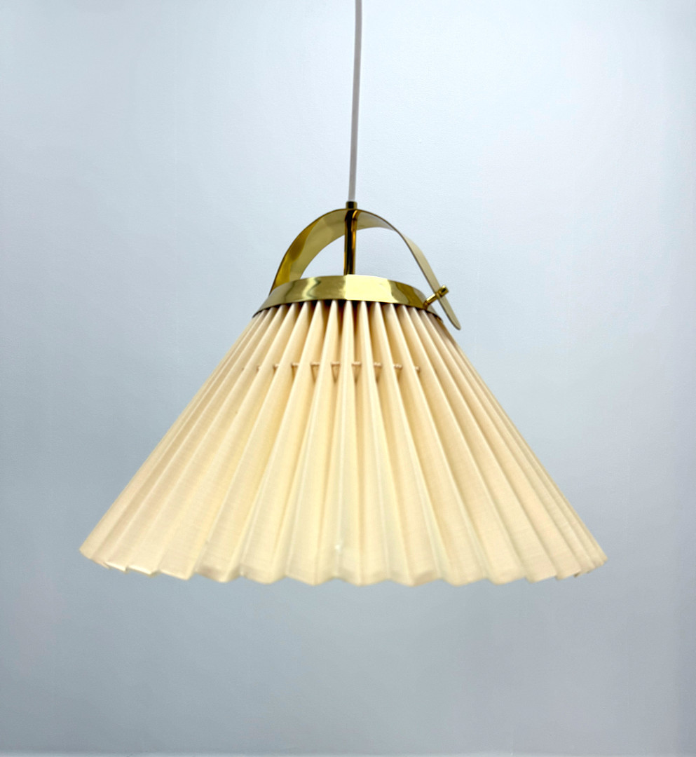 TAKLAMPA, plisserad skärm, 1900-talets andra hälft.