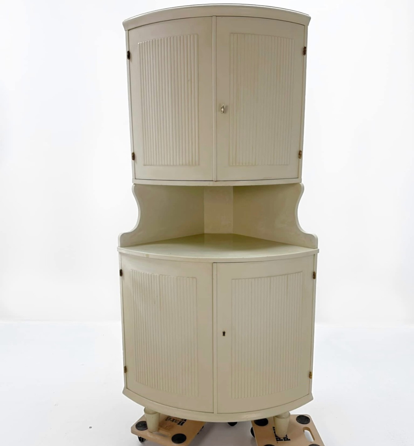 HÖRNSKÅP, gustaviansk stil, 1900 talets första hälft.