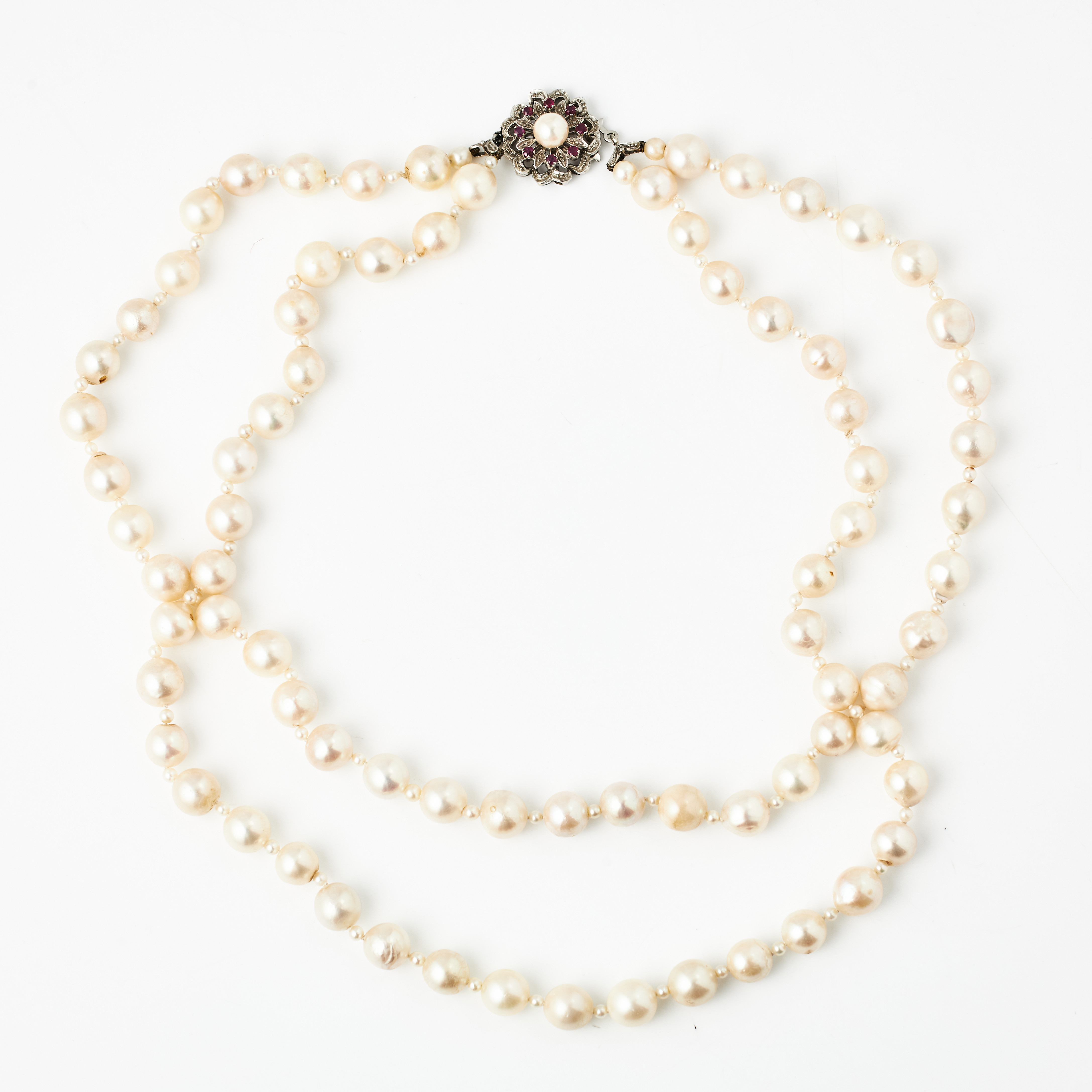 COLLIER, 2-radigt, odlade saltvattenspärlor med mindre mellanliggande dito pärlor, ca 8,5-9 mm resp. 2,8-3 mm, lås, 18 k vitguld, dekor med dito pärla samt 8 fasetterade rosaröd stenar, svensk kontrollstämpel.