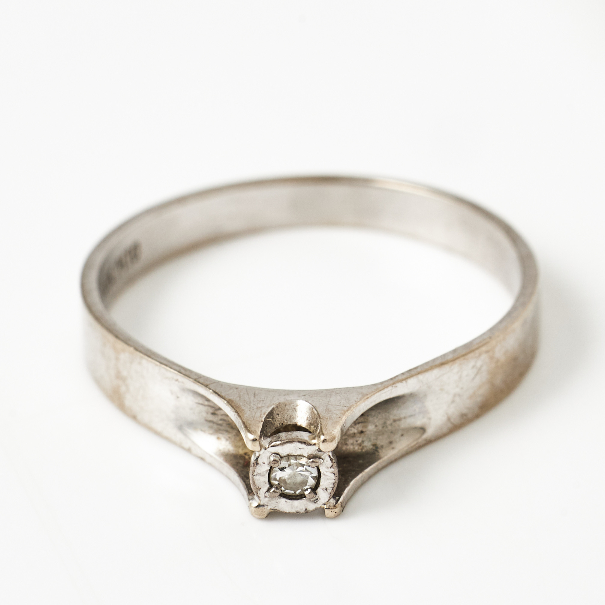 RING, 18 k rodierat vitguld, åttkantslipad diamant 0,02 ct., Guldfynd 1986.