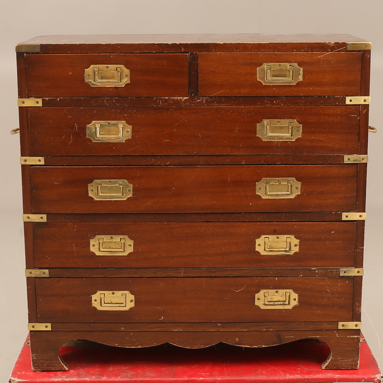 BYRÅ, trä, beslag av metall, 1900-talets andra hälft.