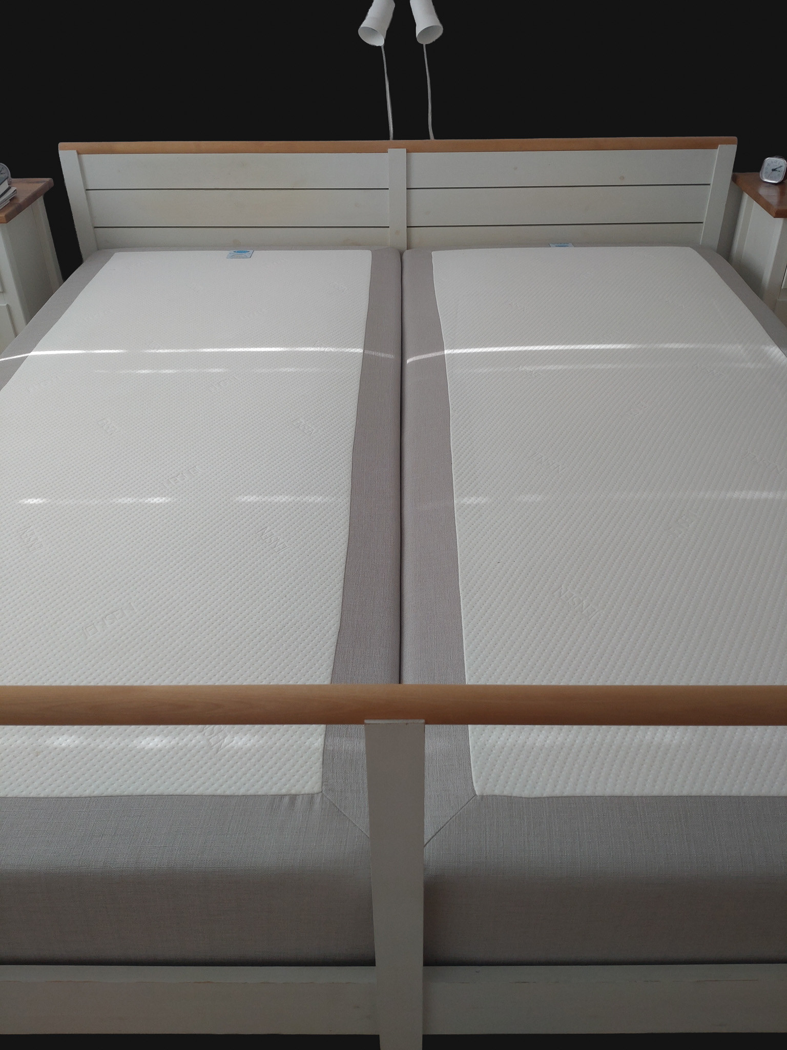 SÄNGRAM, vitmålat trä, Norrgavel, 2000- tal.