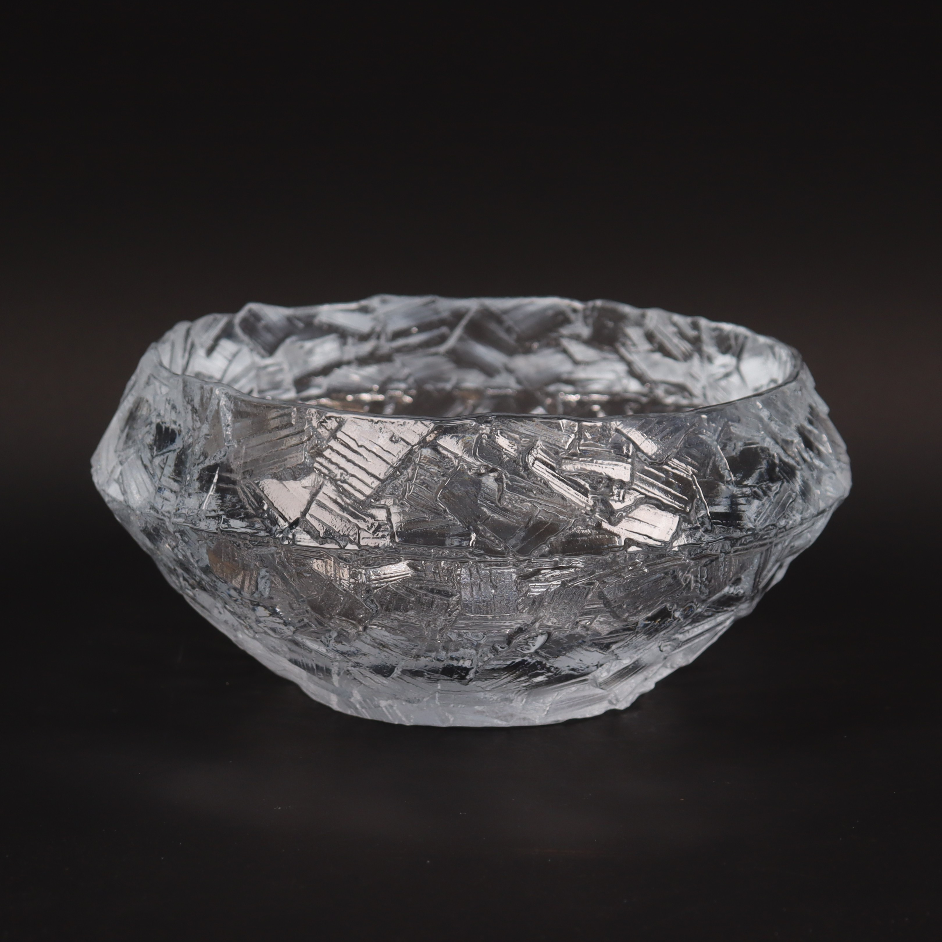 GÖTE AUGUSTSSON. RUDA Glasbruk, skål i glas med abstrakt reliefdekor.