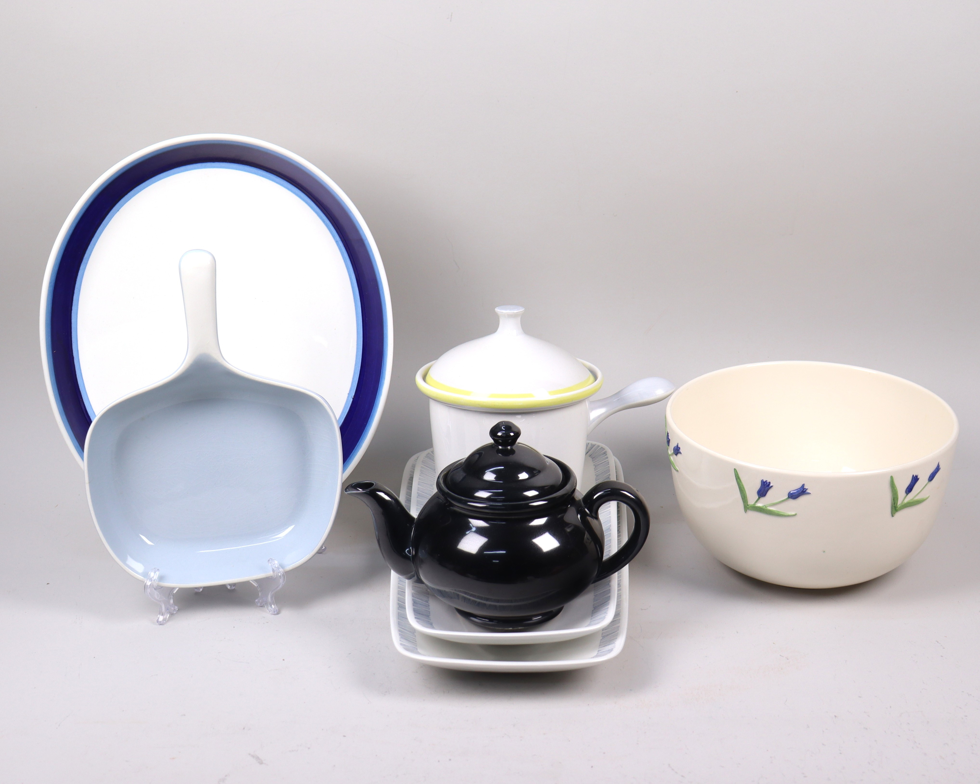 KÖKSKERAMIK, skål, fat, karotter, kaffekanna, 7 delar.